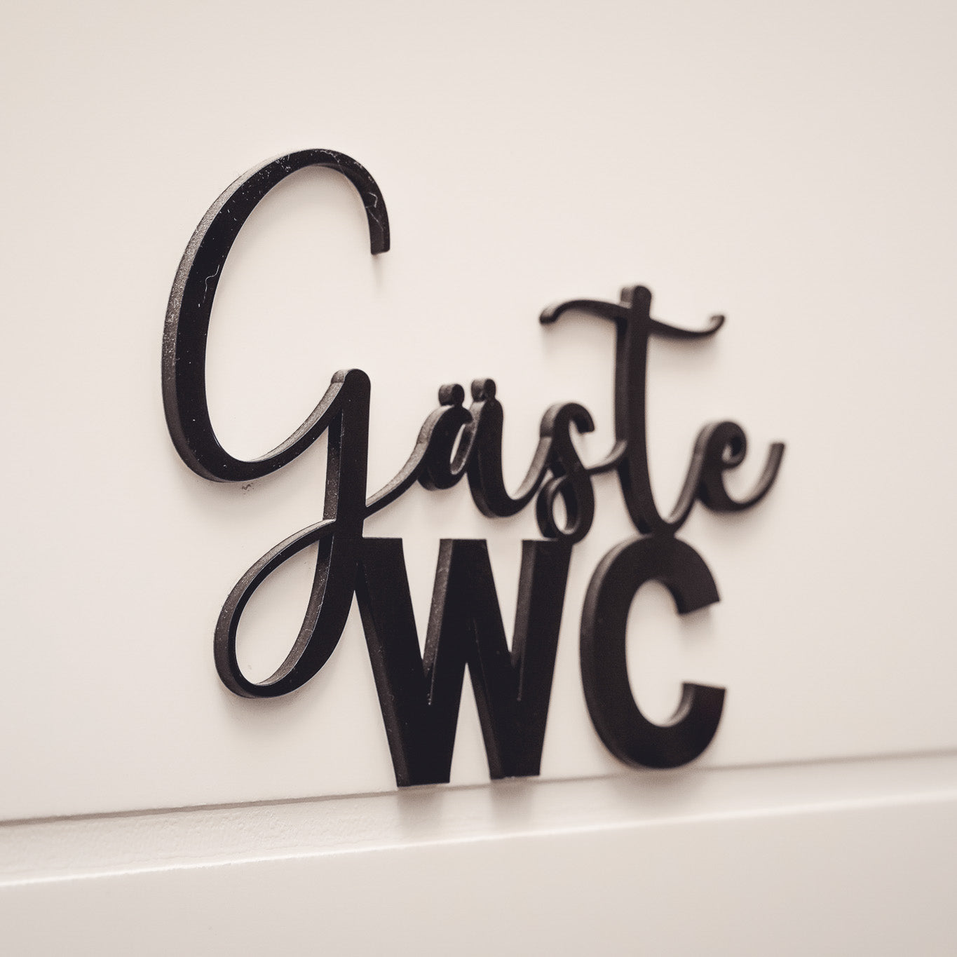 Gäste WC Schriftzug für die Eingangstür für die Gästetoilette in Holz oder Acryl