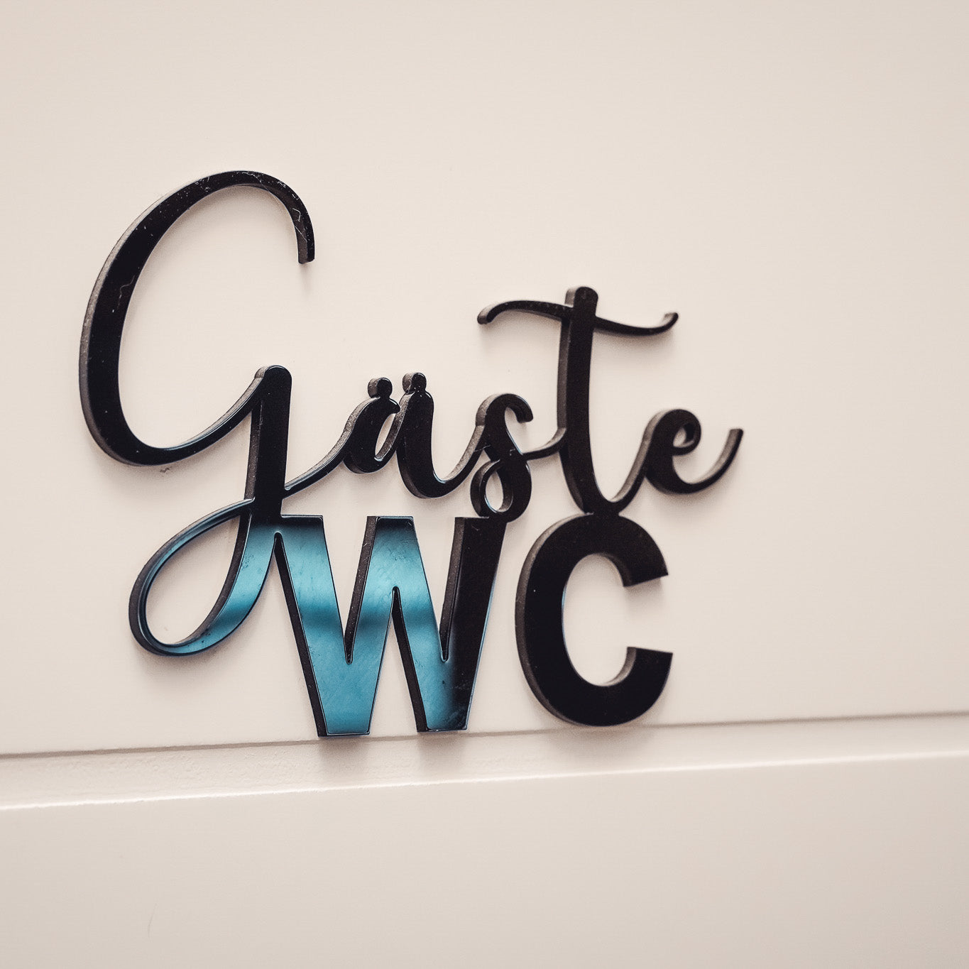 Gäste WC Schriftzug für die Eingangstür für die Gästetoilette in Holz oder Acryl