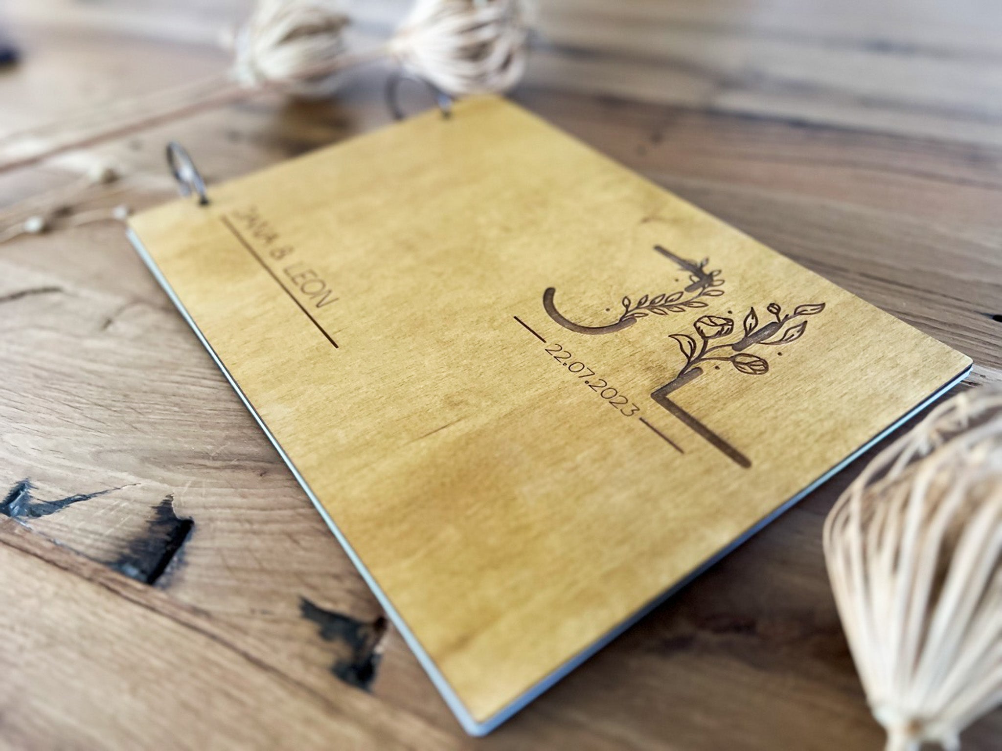 Personalisiertes Gästebuch zur Hochzeit Motiv Florale Initialen