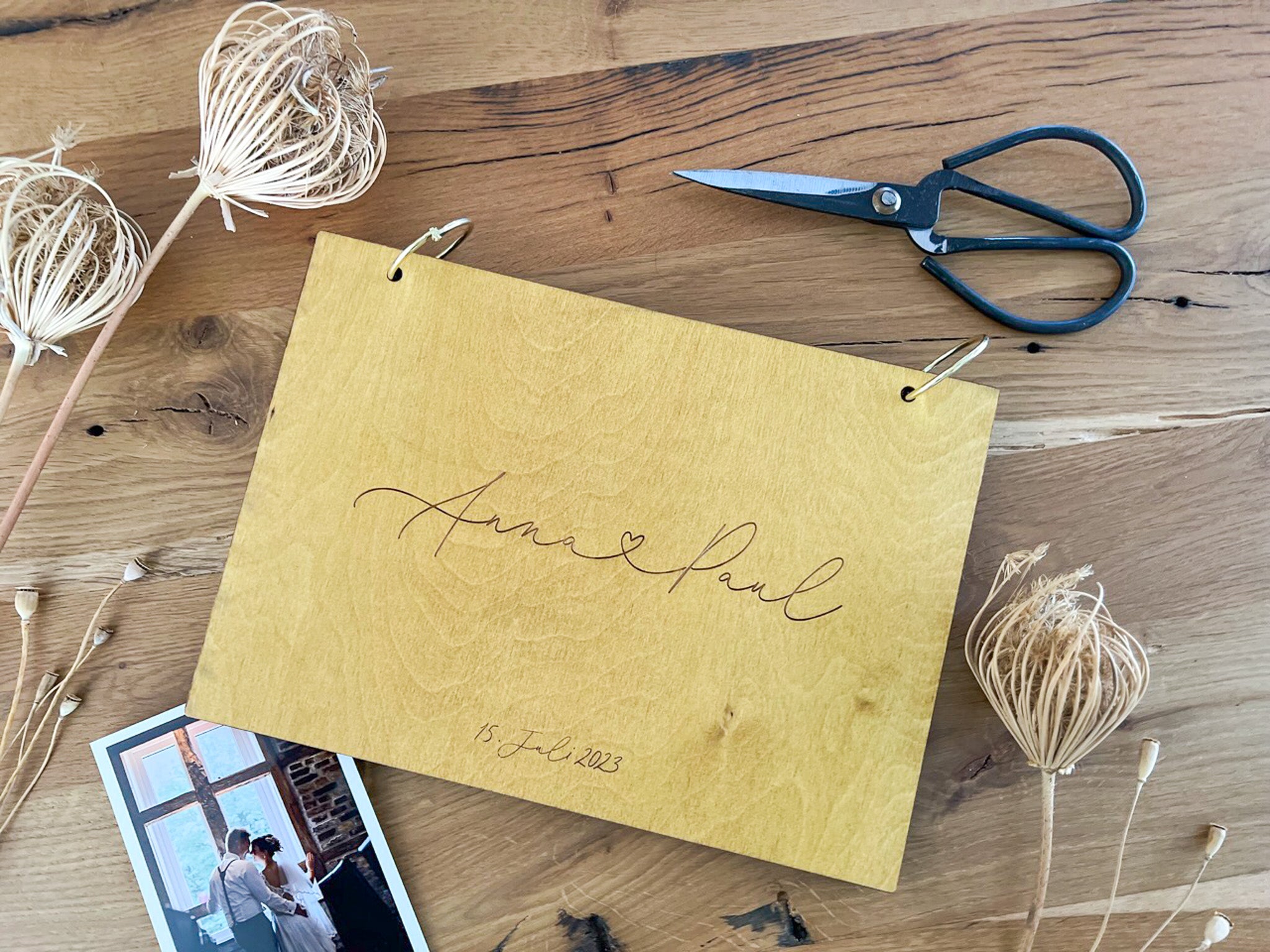 Gästebuch zur Hochzeit mit individueller Gravur und Herzschrift
