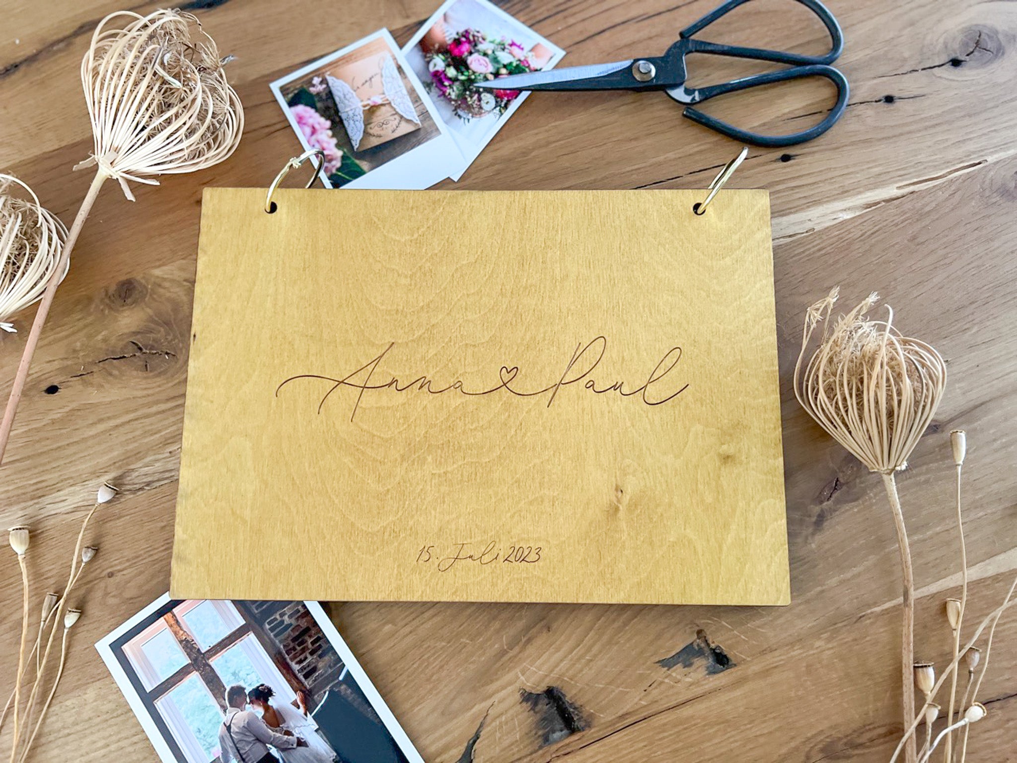 Gästebuch zur Hochzeit mit individueller Gravur und Herzschrift