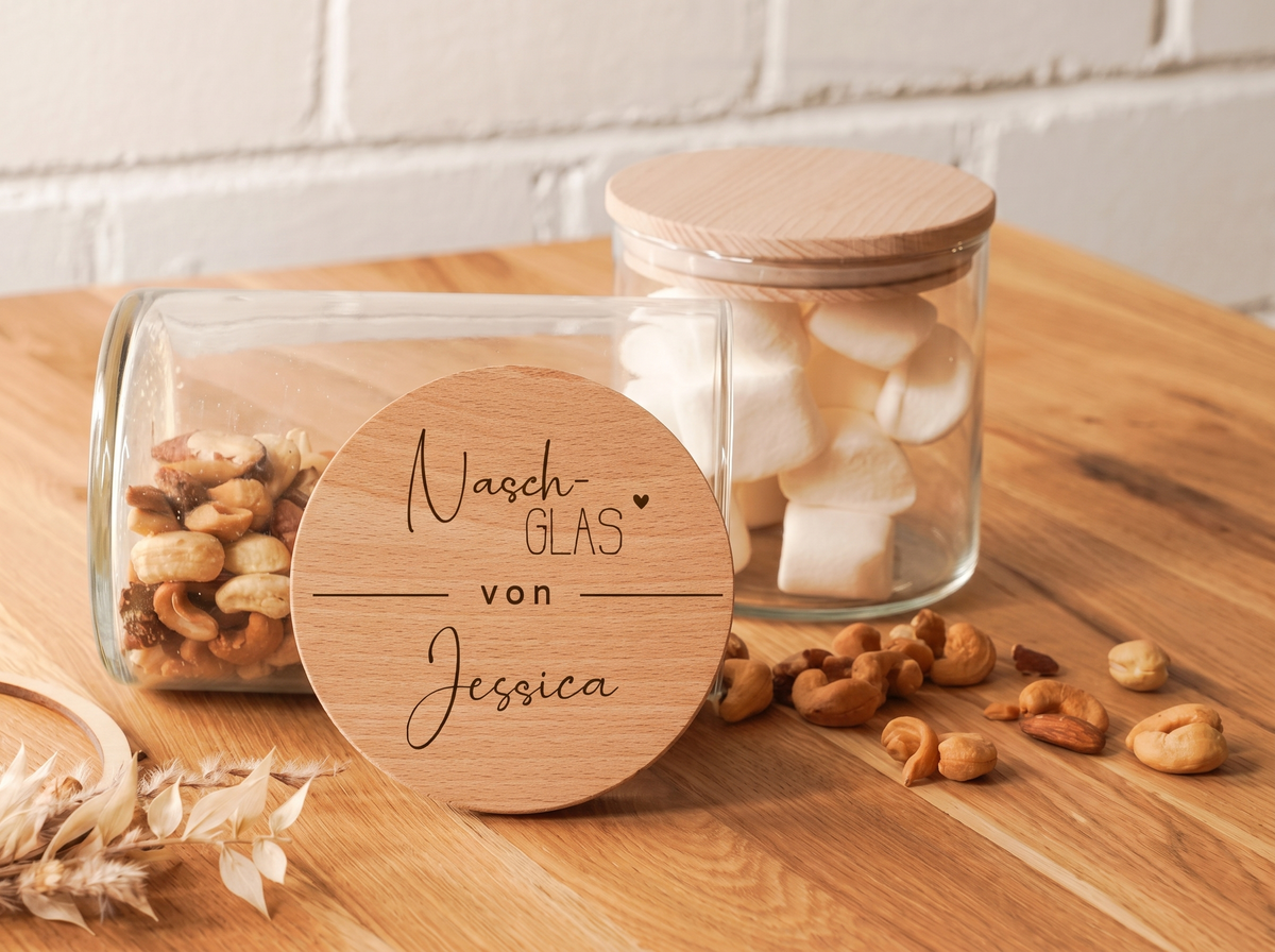 Personalisiertes Naschglas mit Holzdeckel & Gravur – Gefüllt mit Liebe & Naschglas von - mit Name
