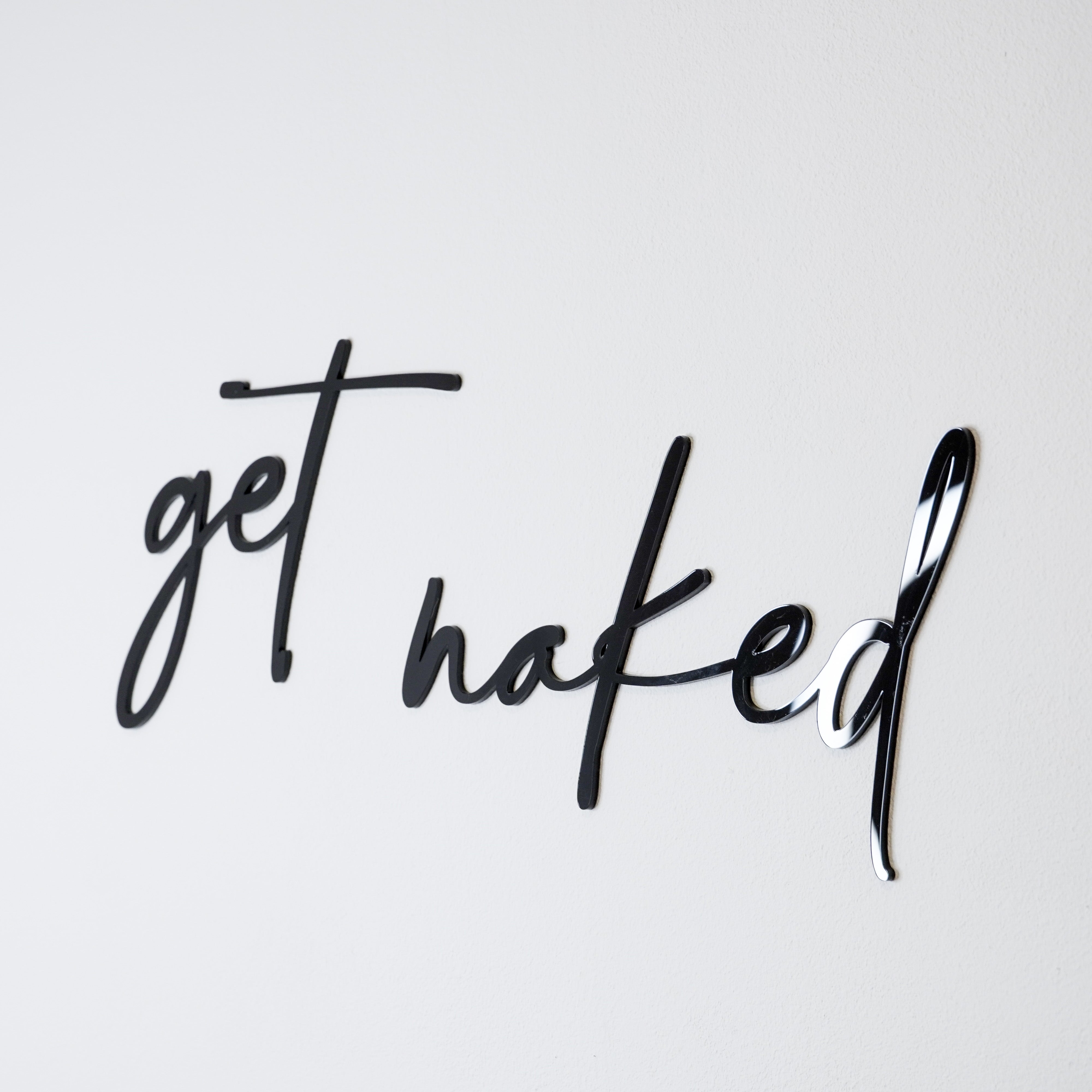 Get naked Schriftzug aus Holz oder Acrylglas für eine selbstklebende Wanddekoration als 3D Wandtattoo