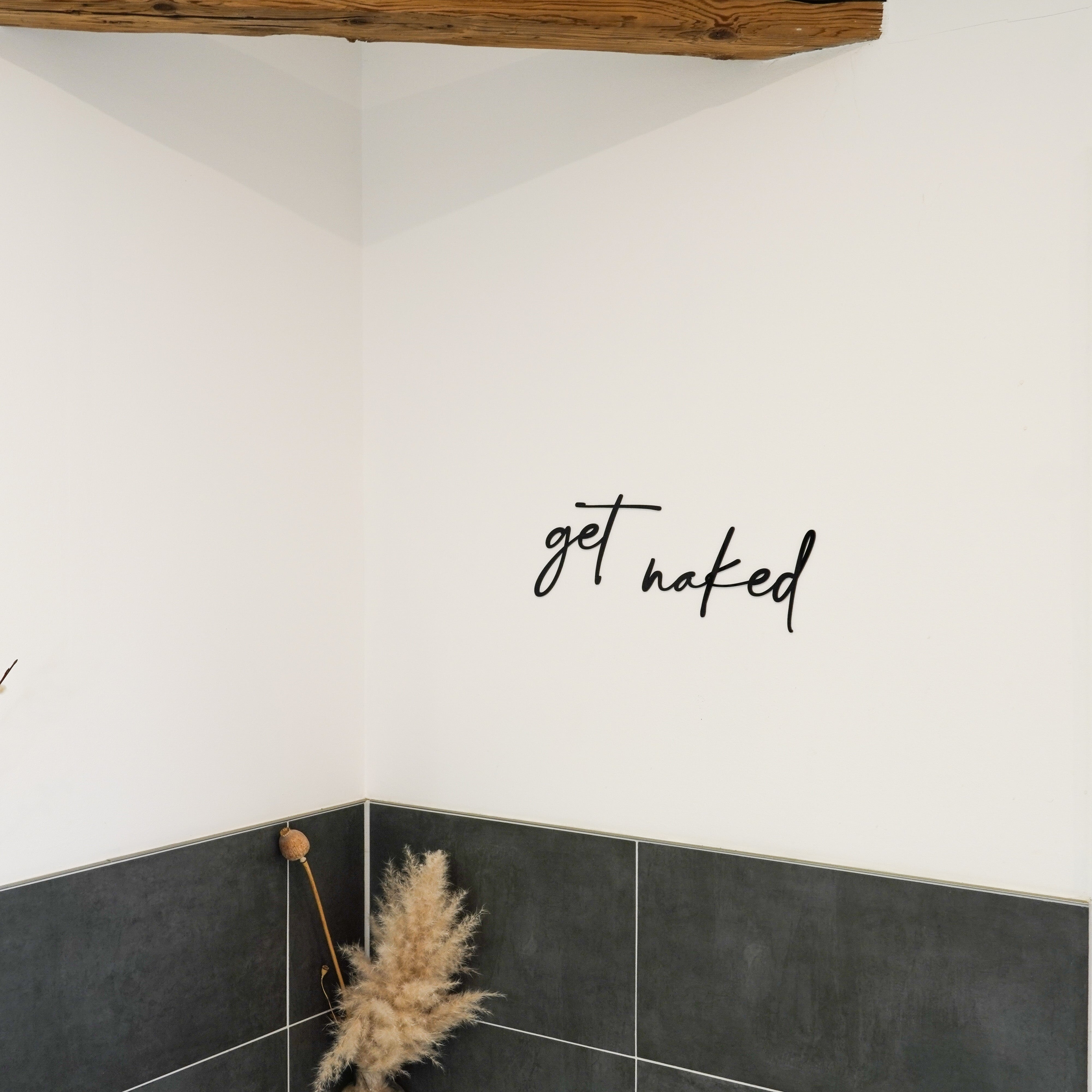 Schriftzug Get Naked aus Holz oder Acrylglas für eine selbstklebende Wanddekoration als 3D Wandtattoo