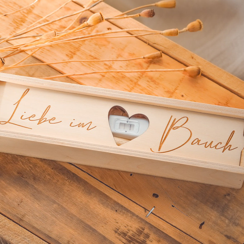 Wir bekommen ein Baby. Holzbox um die Schwangerschaft zu verkünden. Geschenkidee zur positiven Schwangerschaft