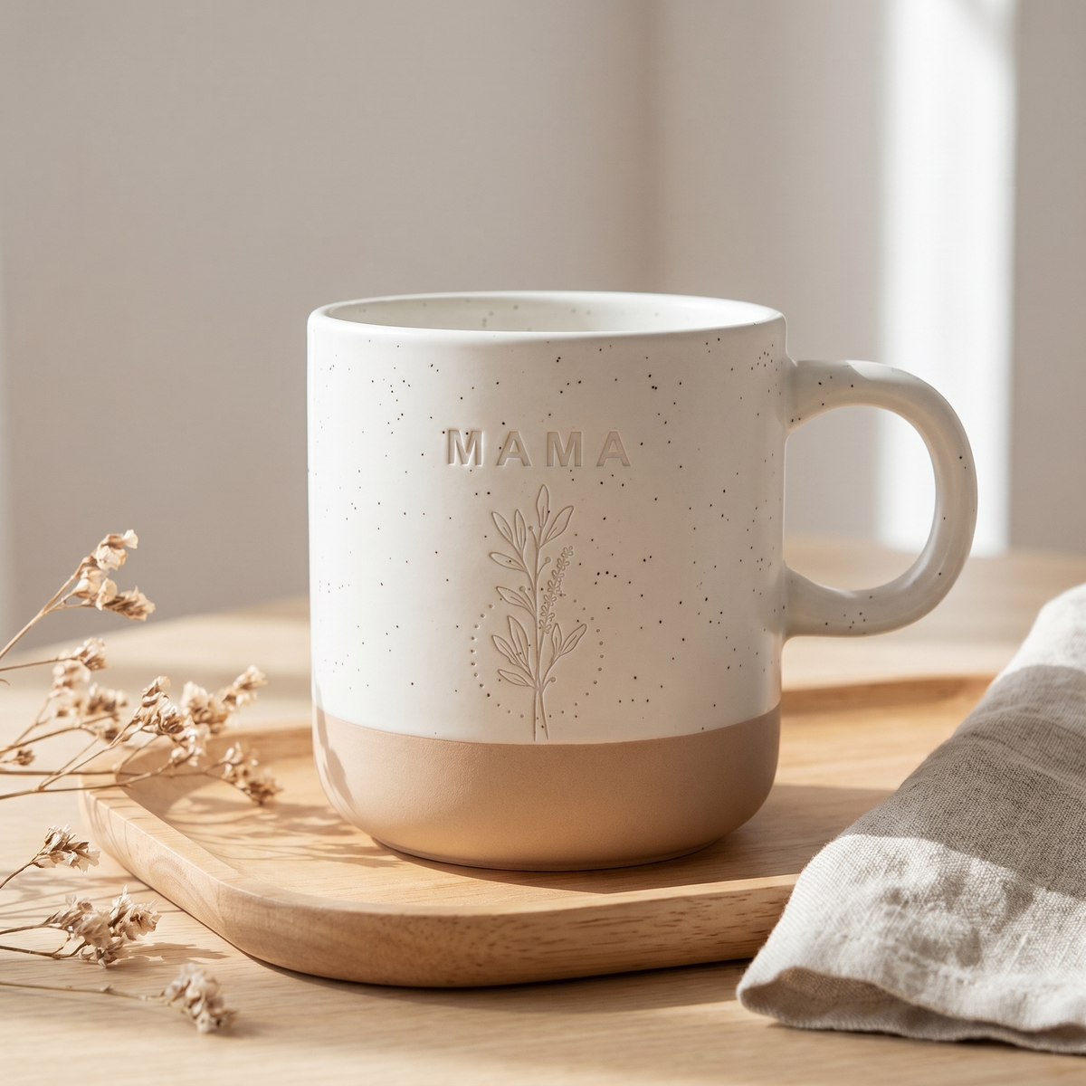 Mama Tasse | Liebevolles Geschenk zum Muttertag | Keramiktasse mit zartem Design & „MAMA“ Schriftzug