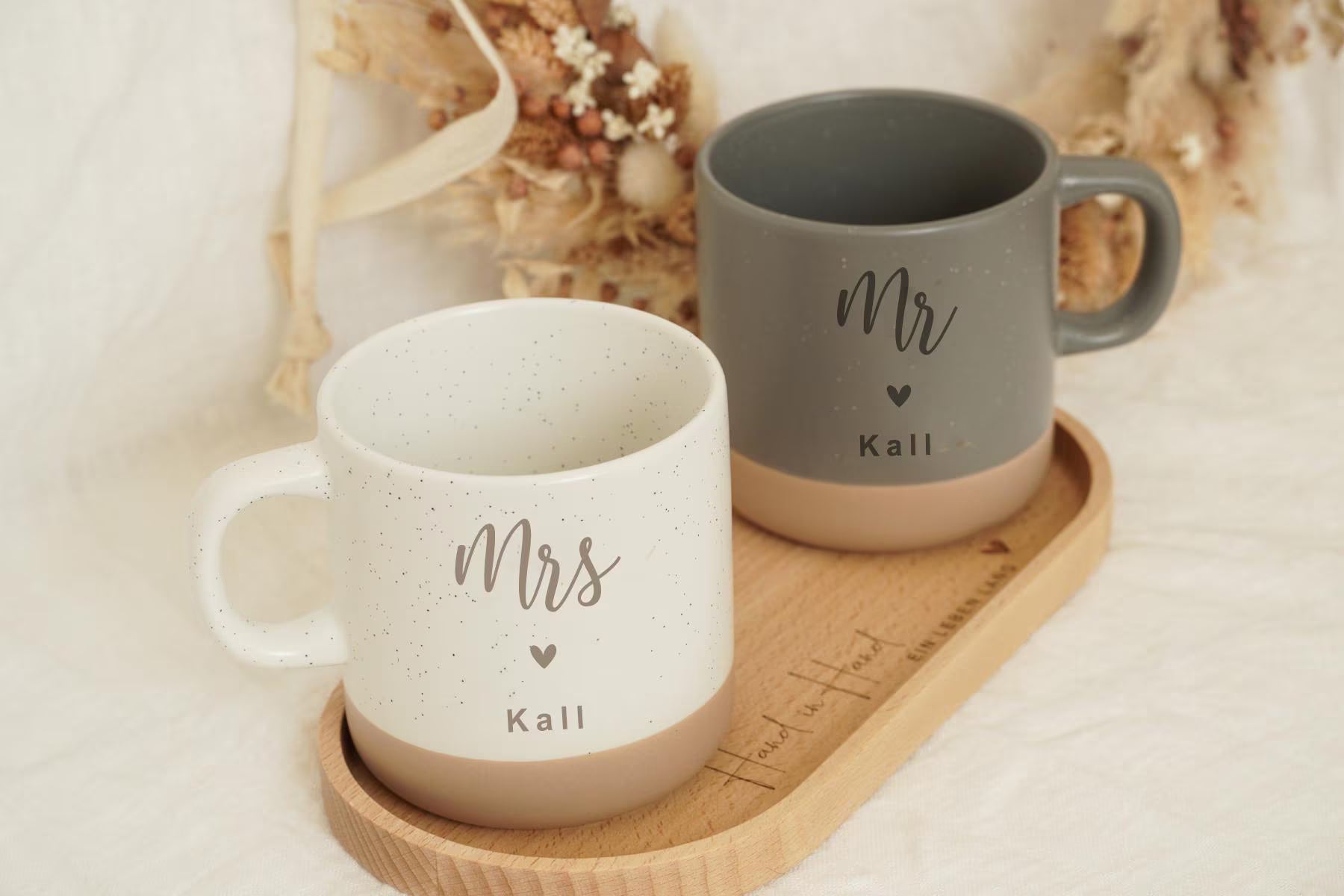Mr. & Mrs. gravierte Tassen im Set mit Holztablett I personalisierbar