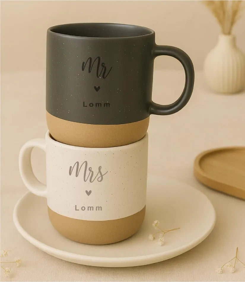 Mr. & Mrs. gravierte Tassen im Set mit Holztablett I personalisierbar