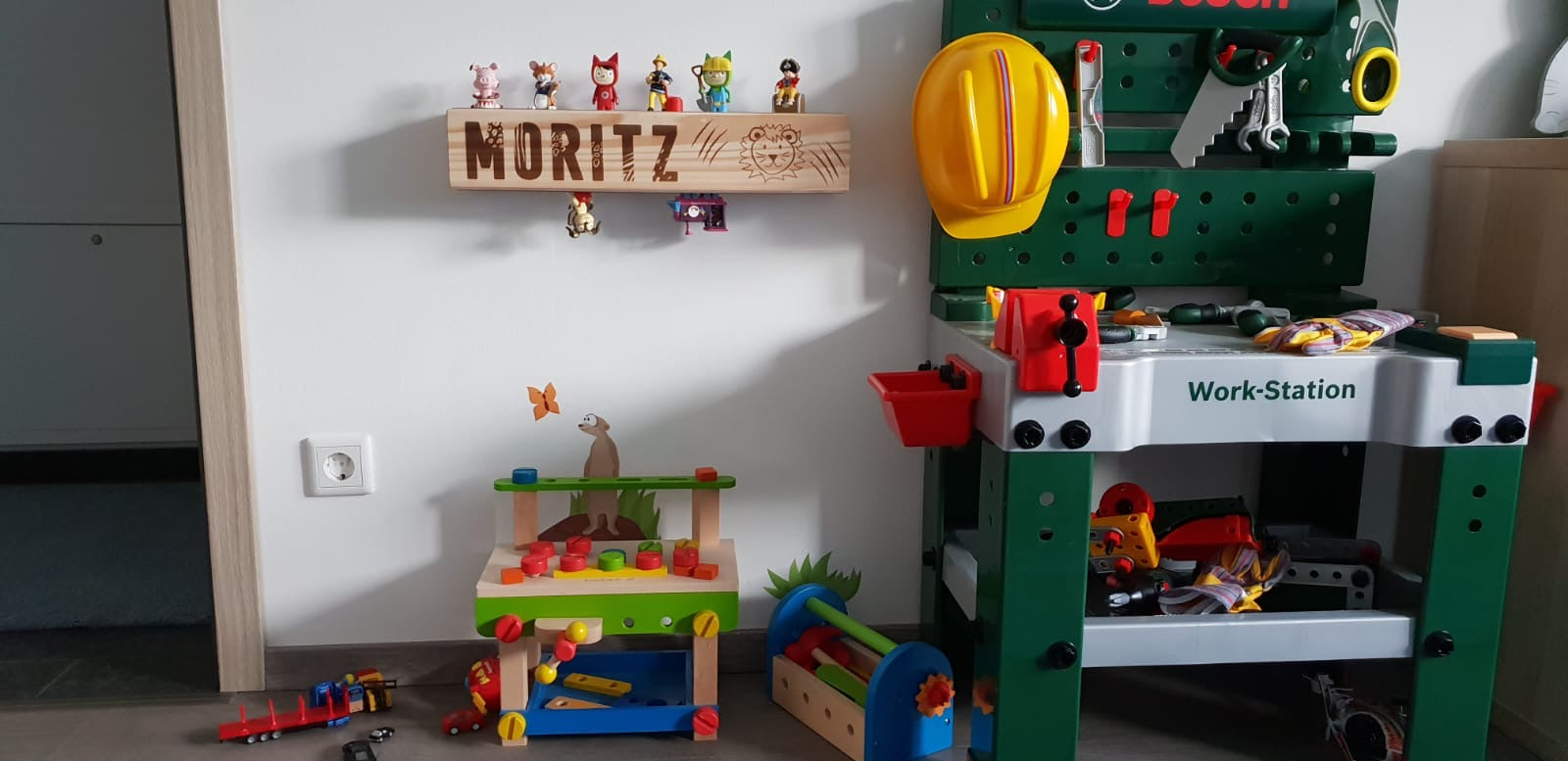 Holzbalken Regal Wandboard mit Kindername und Löwe