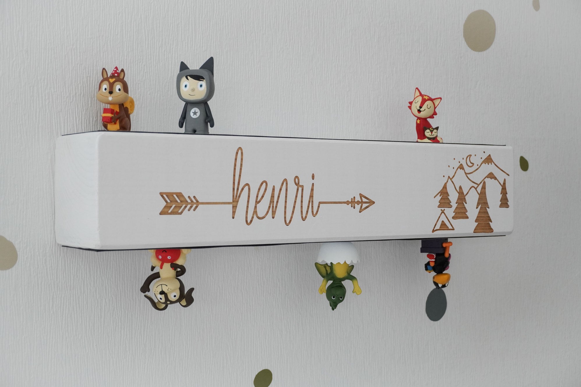 Tonie Holzbalken Regal Wandboard mit Kindername und Gebirge