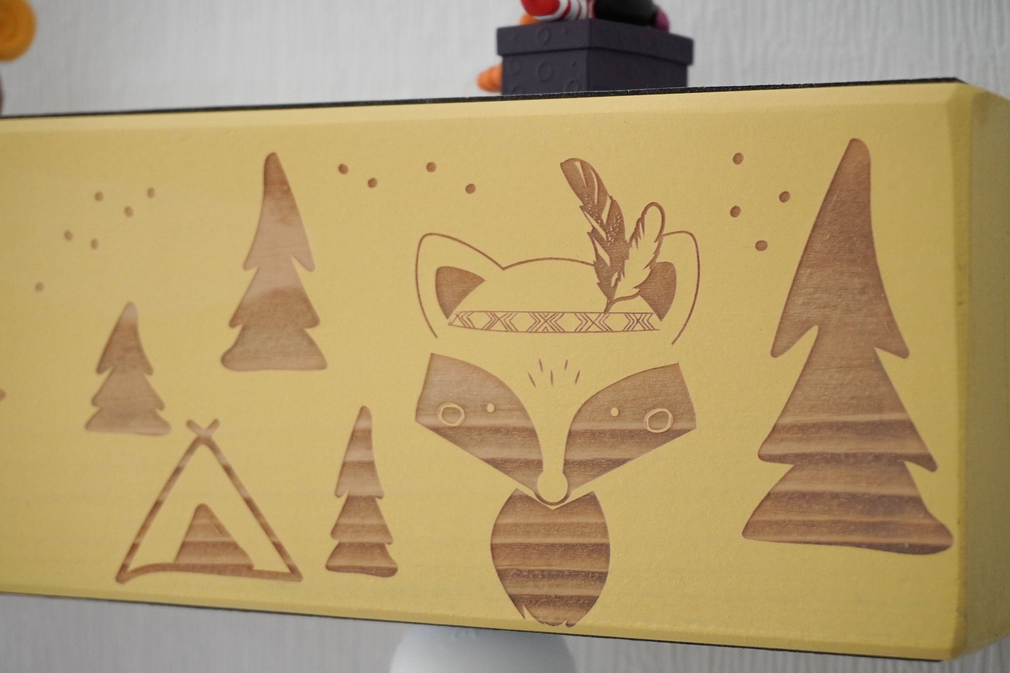 Holzbalken Regal Wandboard mit Kindername und Fuchs