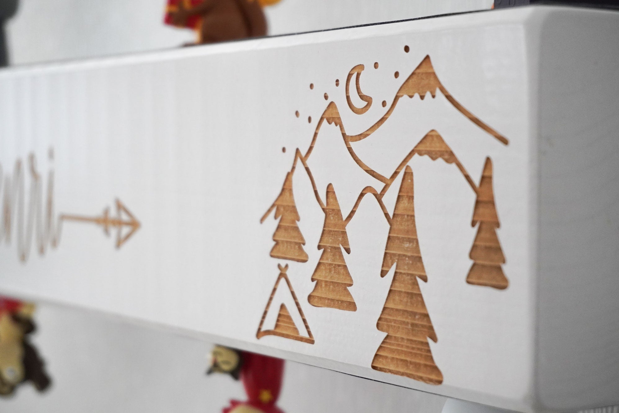 Tonie Holzbalken Regal Wandboard mit Kindername und Gebirge