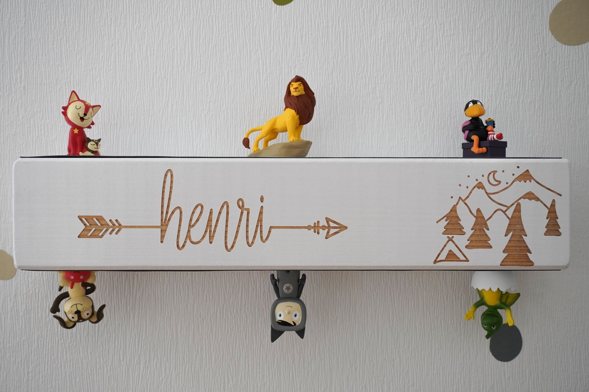 Tonie Holzbalken Regal Wandboard mit Kindername und Gebirge