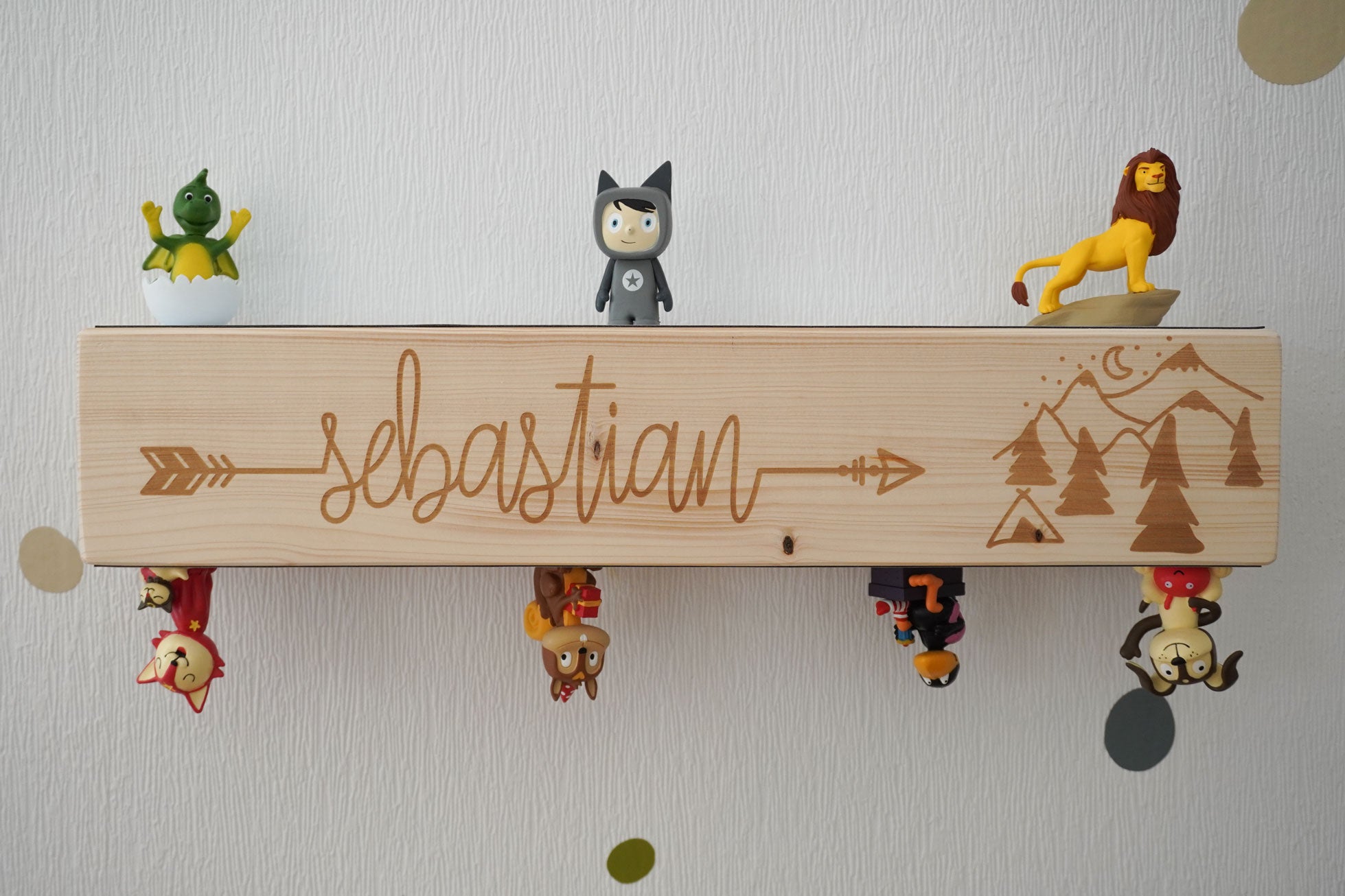 Tonie Holzbalken Regal Wandboard mit Kindername und Gebirge