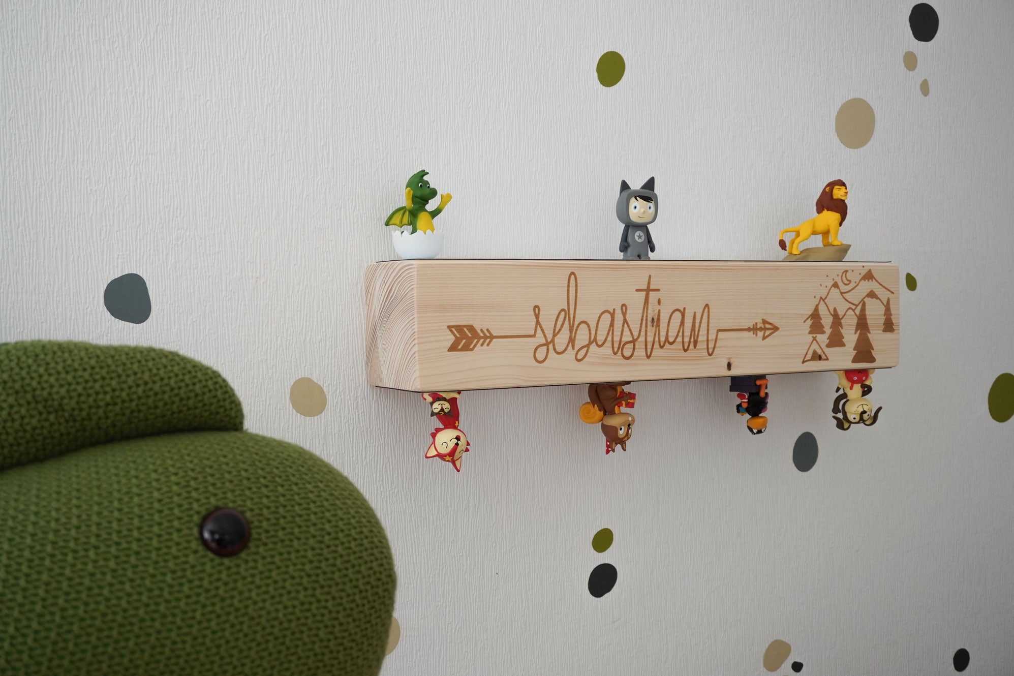 Holzbalken Regal Wandboard mit Kindername und Gebirge