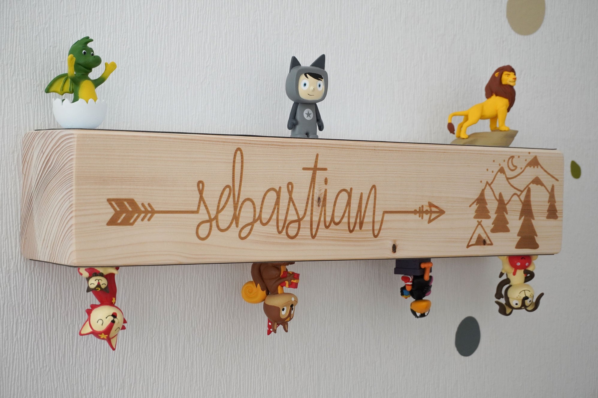 Holzbalken Regal Wandboard mit Kindername und Gebirge