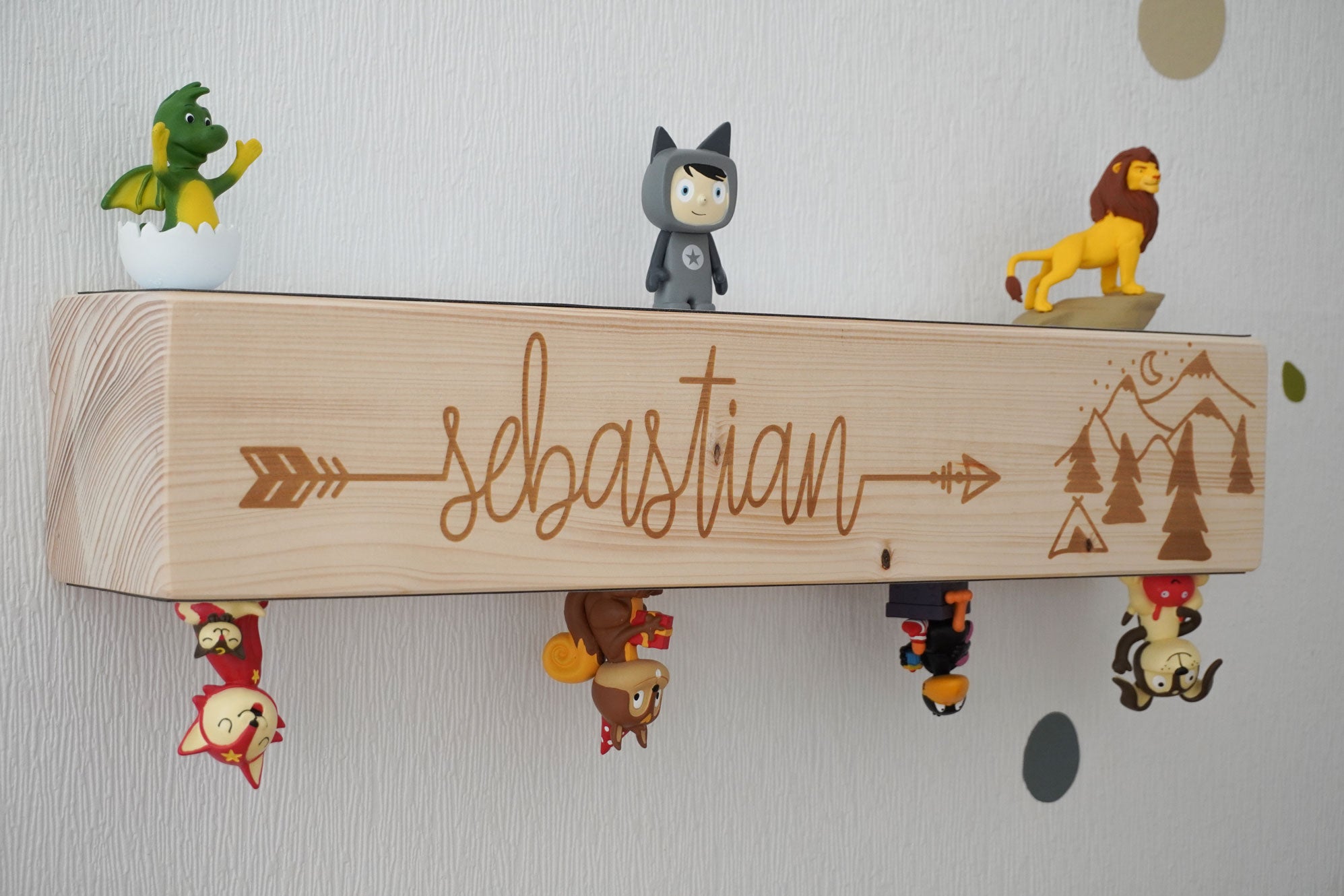 Tonie Holzbalken Regal Wandboard mit Kindername und Gebirge