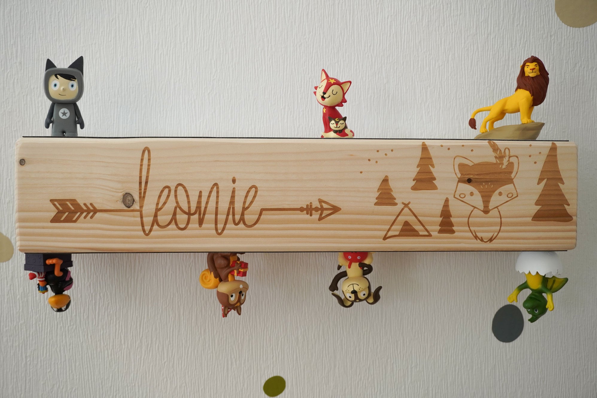 Holzbalken Regal Wandboard mit Kindername und Fuchs