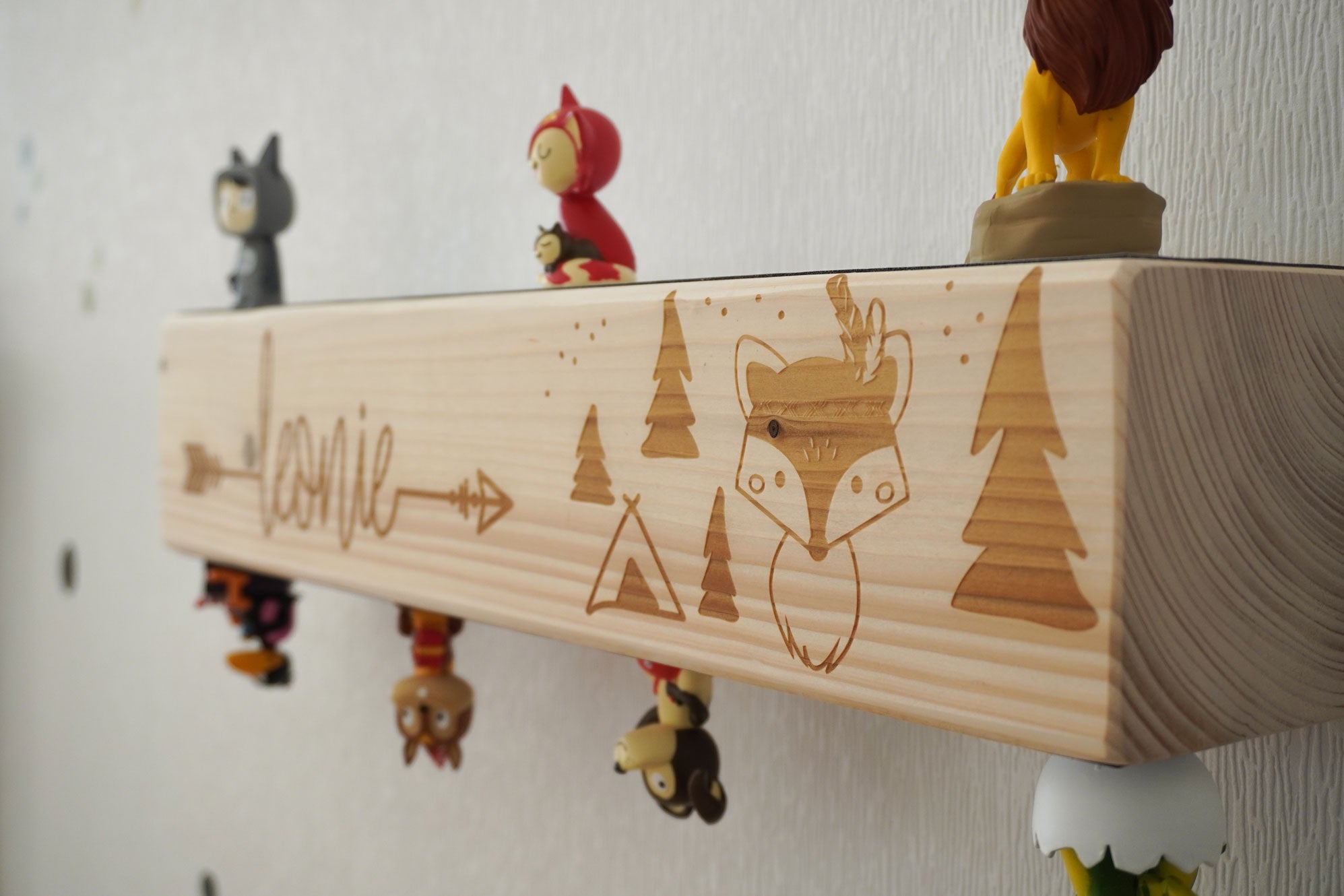 Holzbalken Regal Wandboard mit Kindername und Fuchs