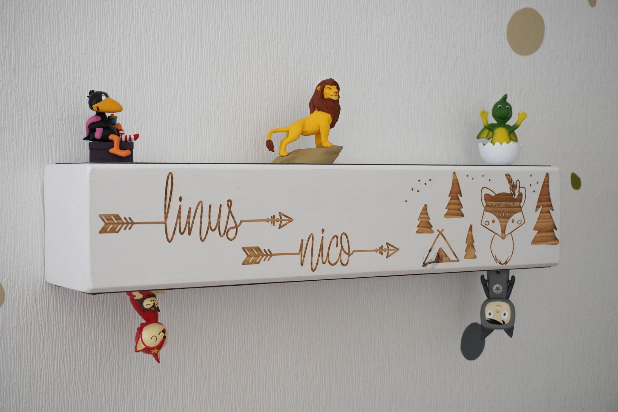 Holzbalken Regal Wandboard mit Kindername und Fuchs
