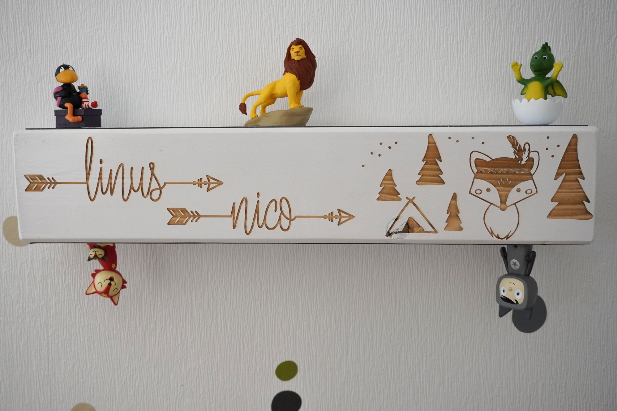 Holzbalken Regal Wandboard mit Kindername und Fuchs