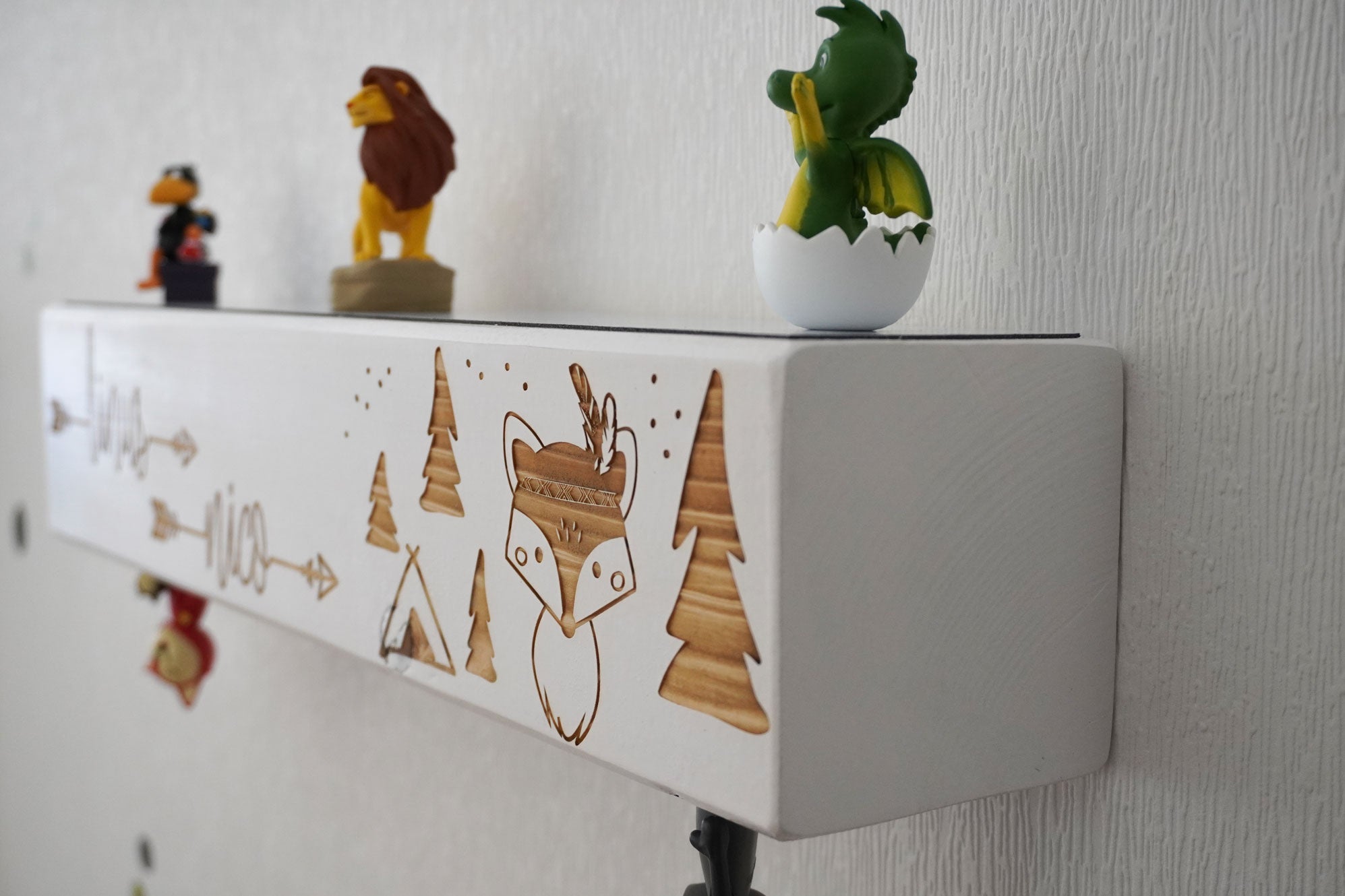 Holzbalken Regal Wandboard mit Kindername und Fuchs