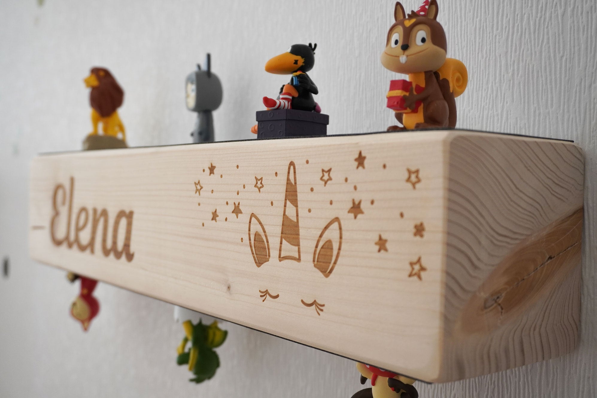 Tonie Holzbalken Regal Wandboard mit Kindername und Einhorn