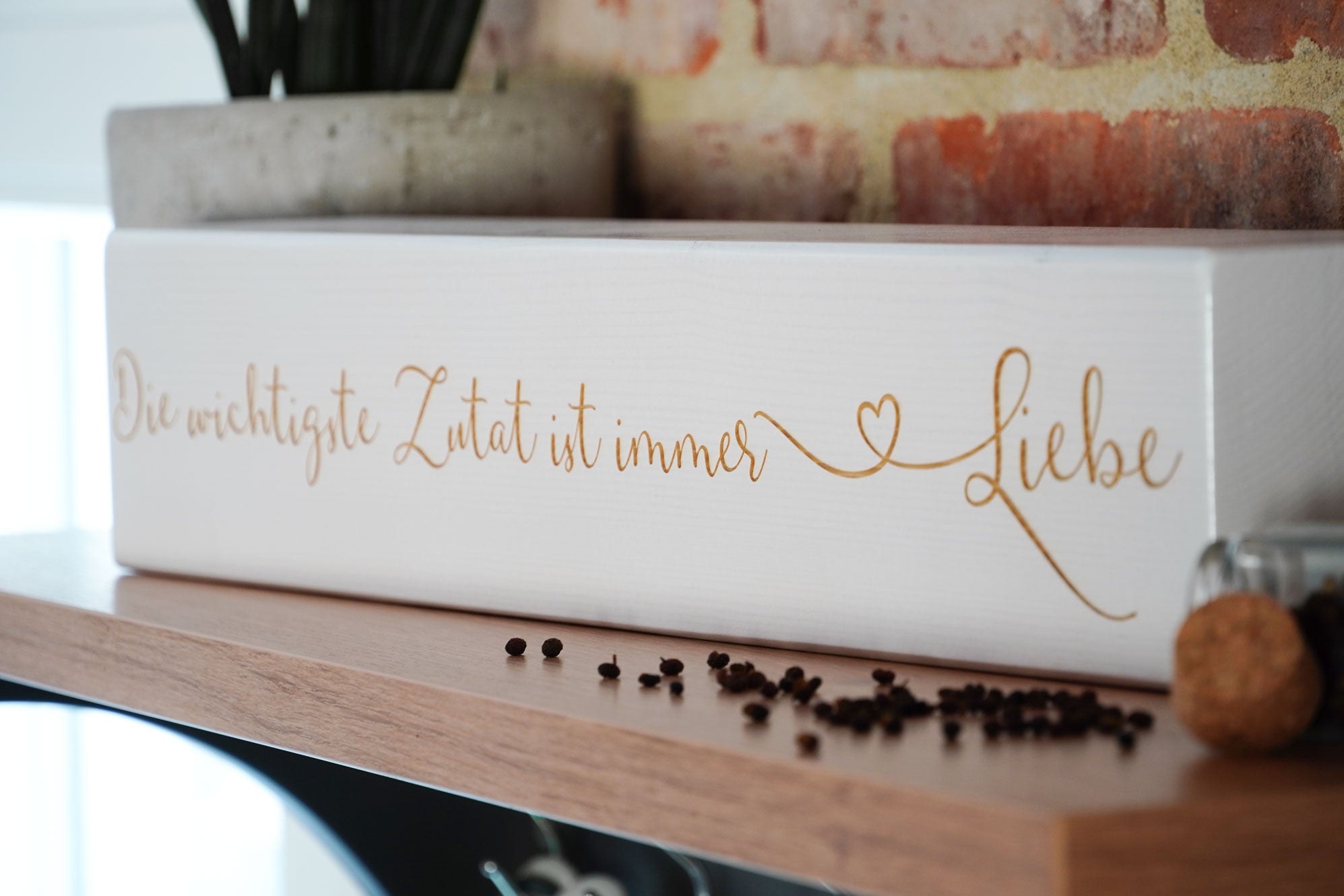 Holzbalken Regal Wandboard mit individuellem Schriftzug