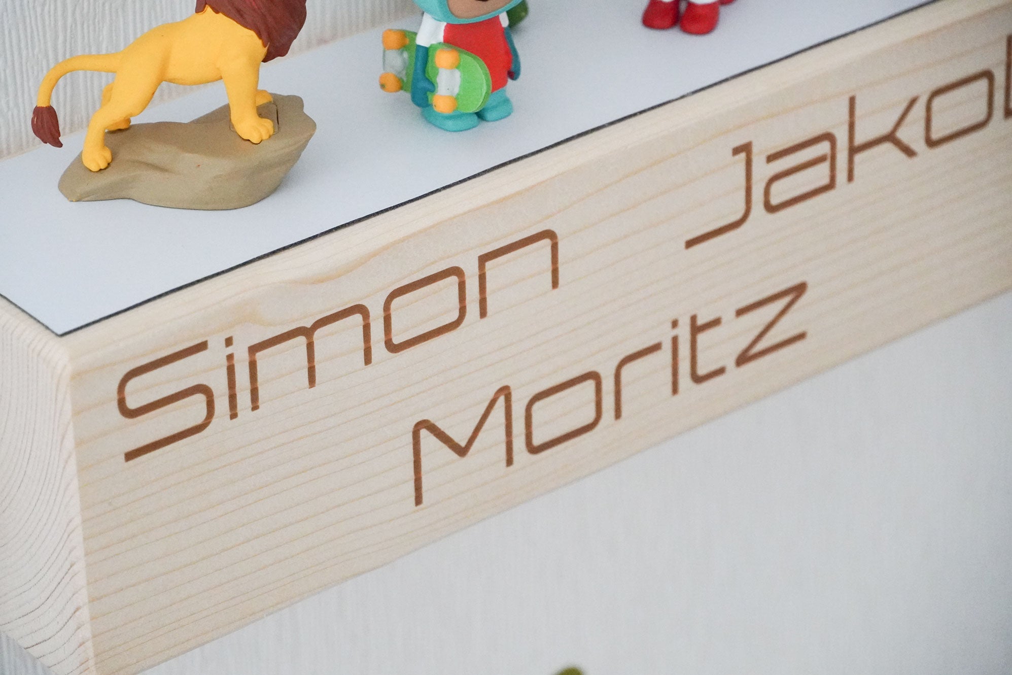 Holzbalken Regal Wandboard mit Kindername und Rakete