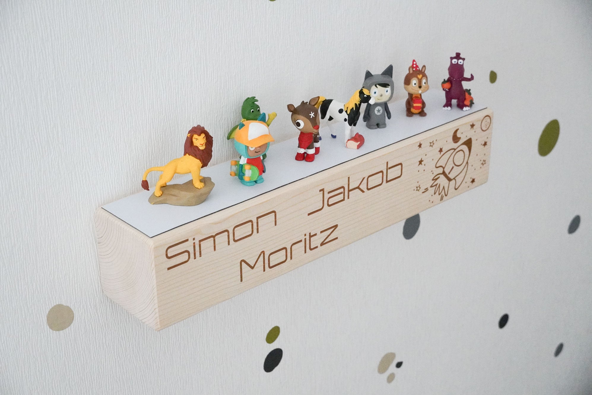 Holzbalken Regal Wandboard mit Kindername und Rakete