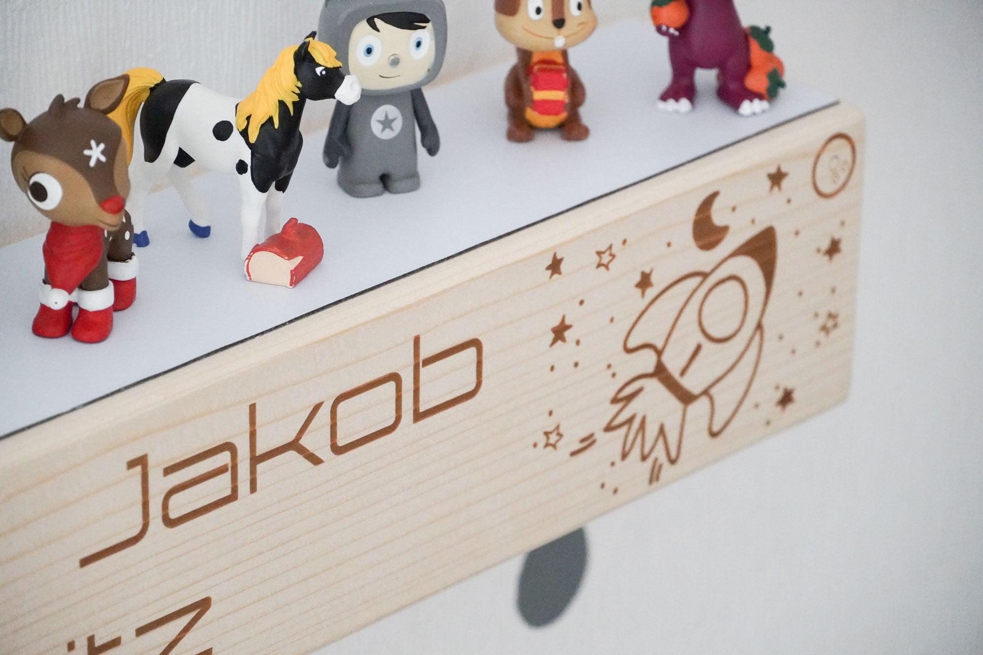 Holzbalken Regal Wandboard mit Kindername und Rakete