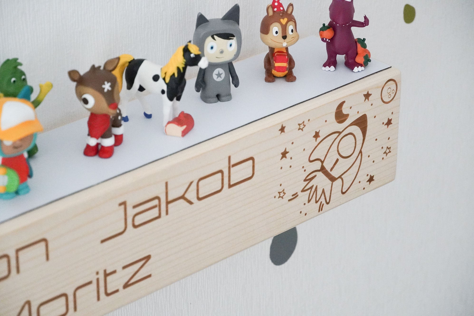 Holzbalken Regal Wandboard mit Kindername und Rakete