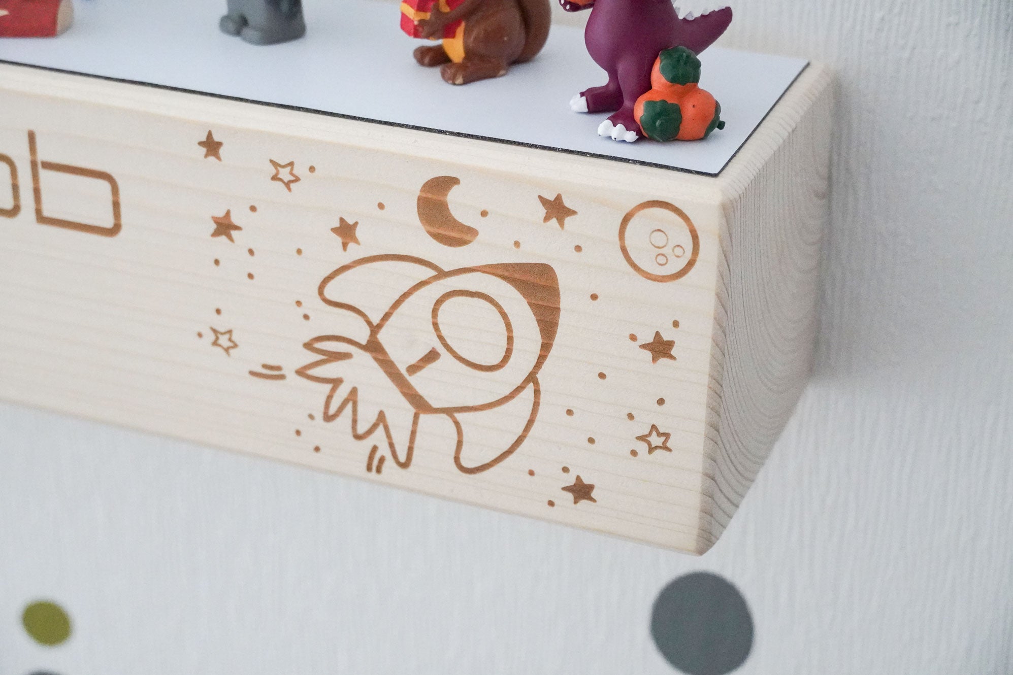 Holzbalken Regal Wandboard mit Kindername und Rakete