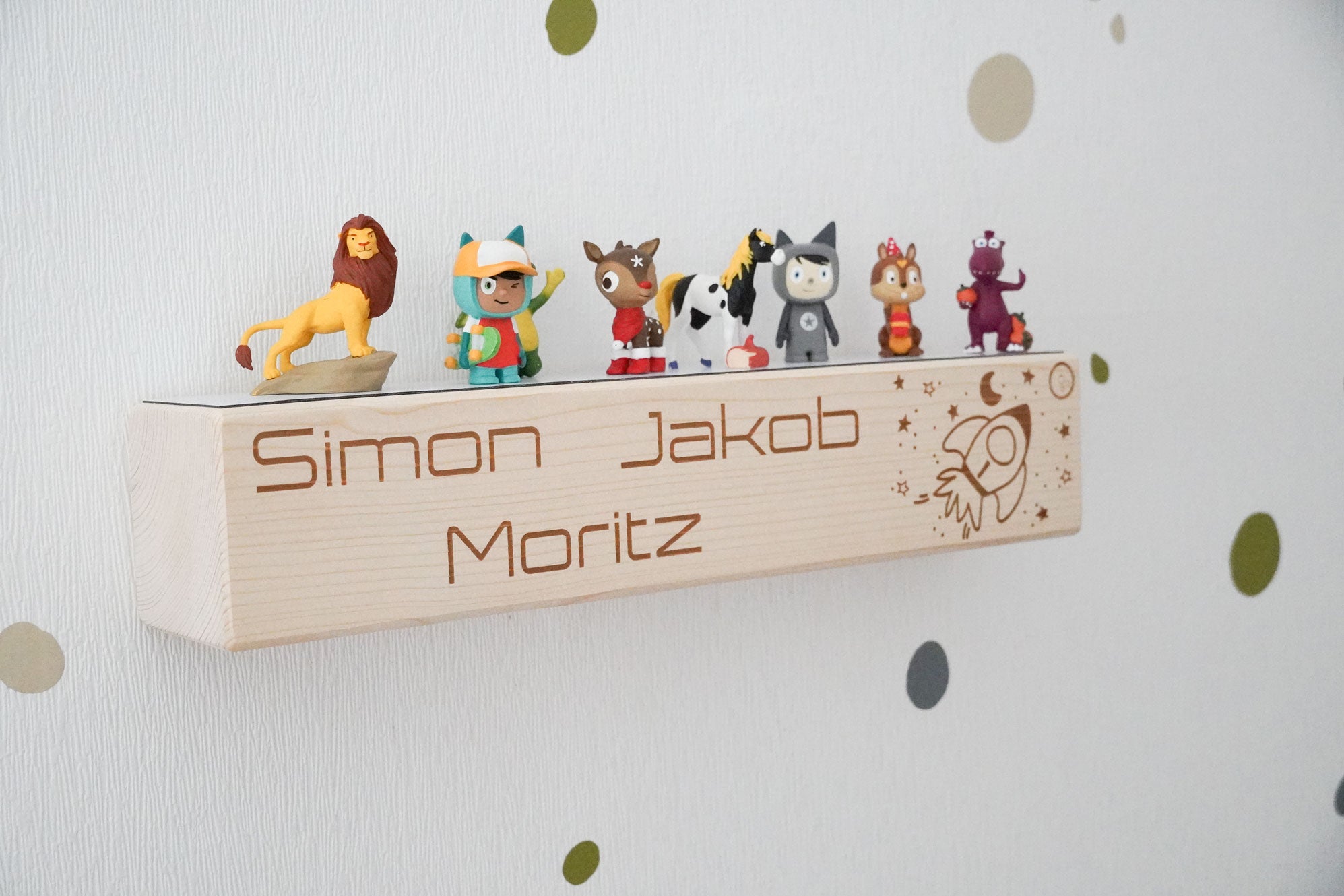 Holzbalken Regal Wandboard mit Kindername und Rakete