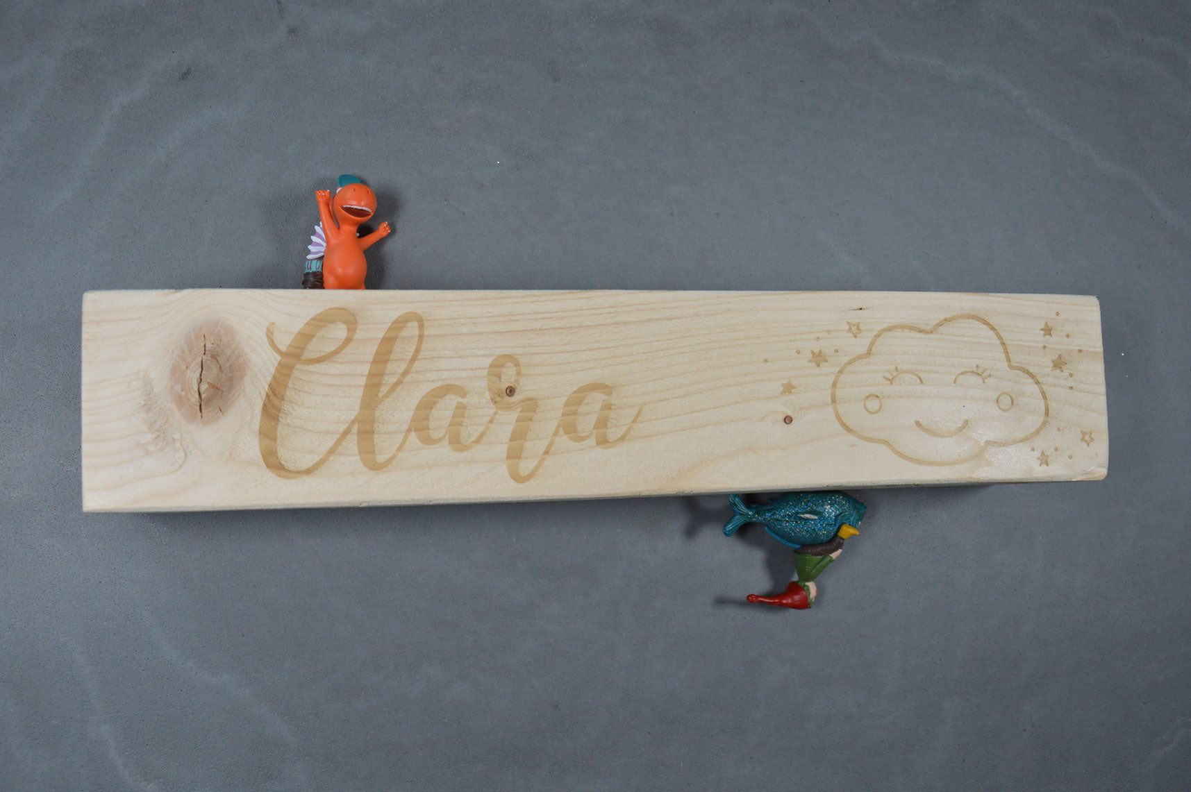 Holzbalken Regal Wandboard mit Kindername und Wolke