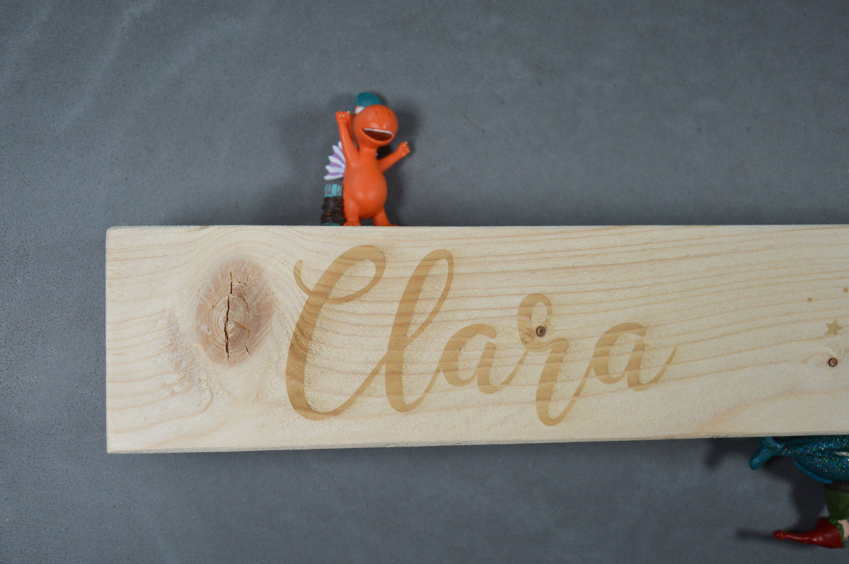 Holzbalken Regal Wandboard mit Kindername und Wolke