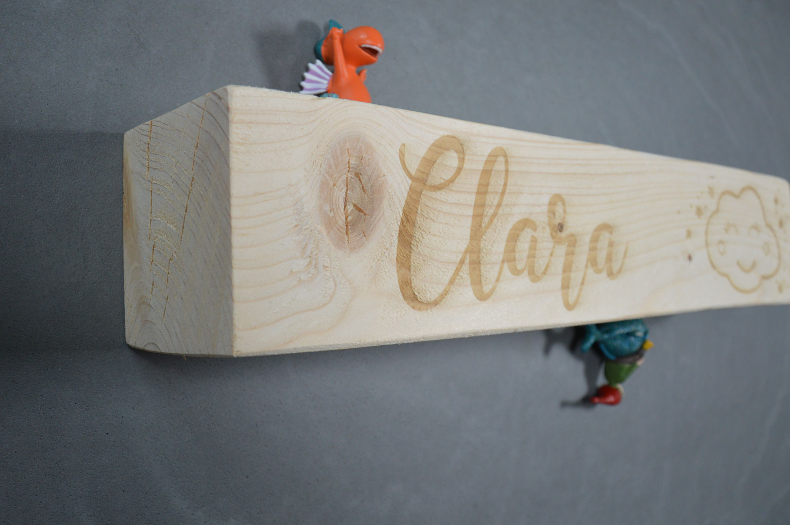 Holzbalken Regal Wandboard mit Kindername und Wolke