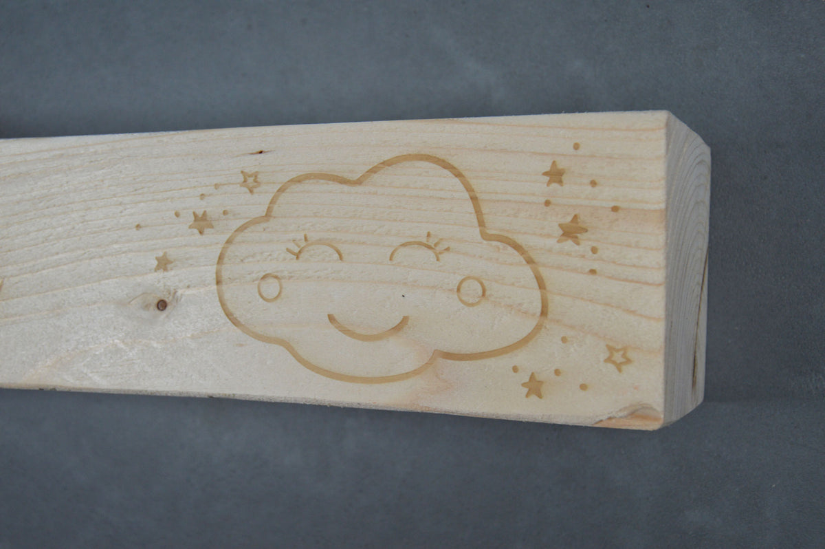 Holzbalken Regal Wandboard mit Kindername und Wolke