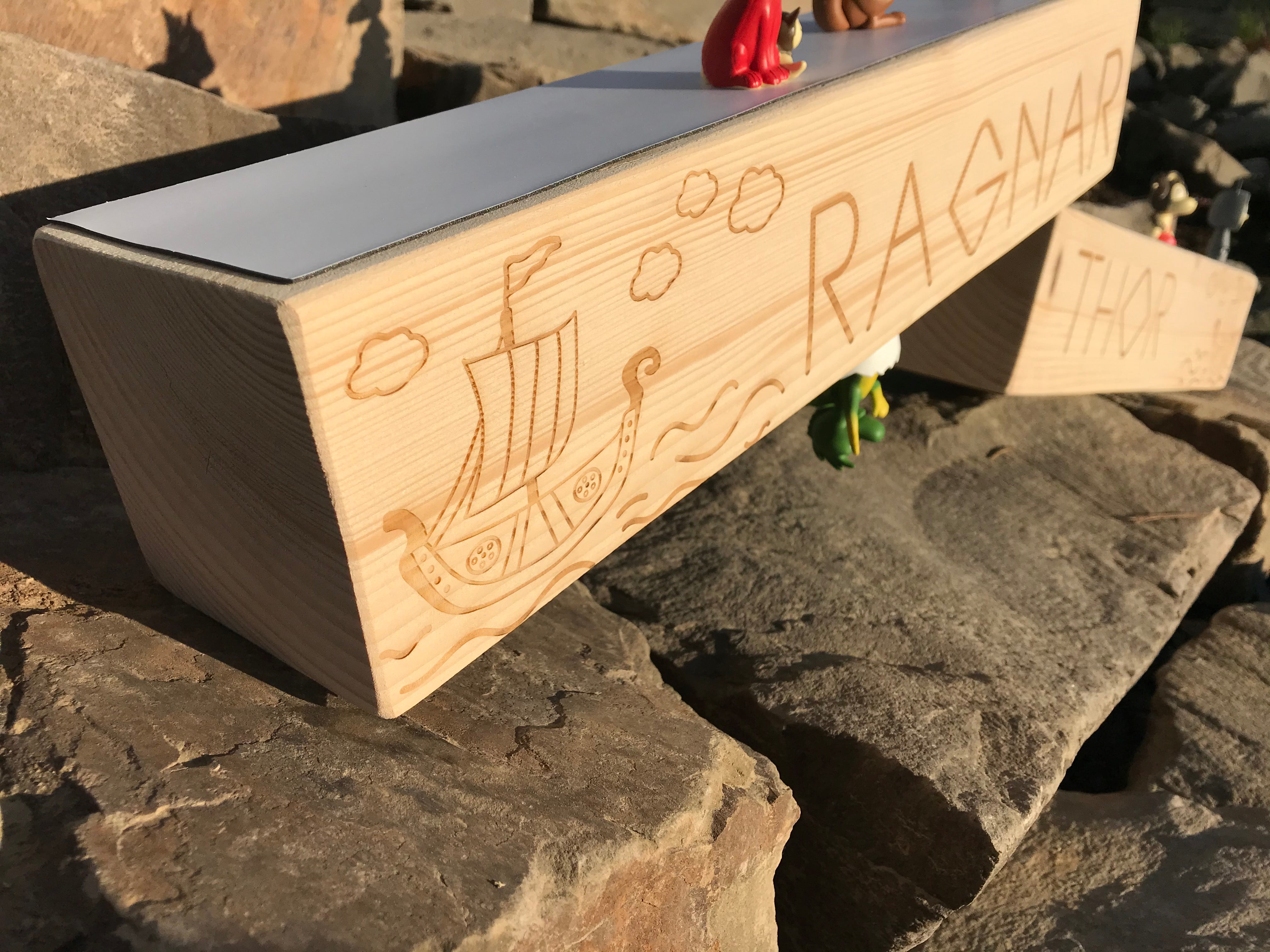 Holzbalken Regal Wandboard mit Kindername und Wikinger Schiff