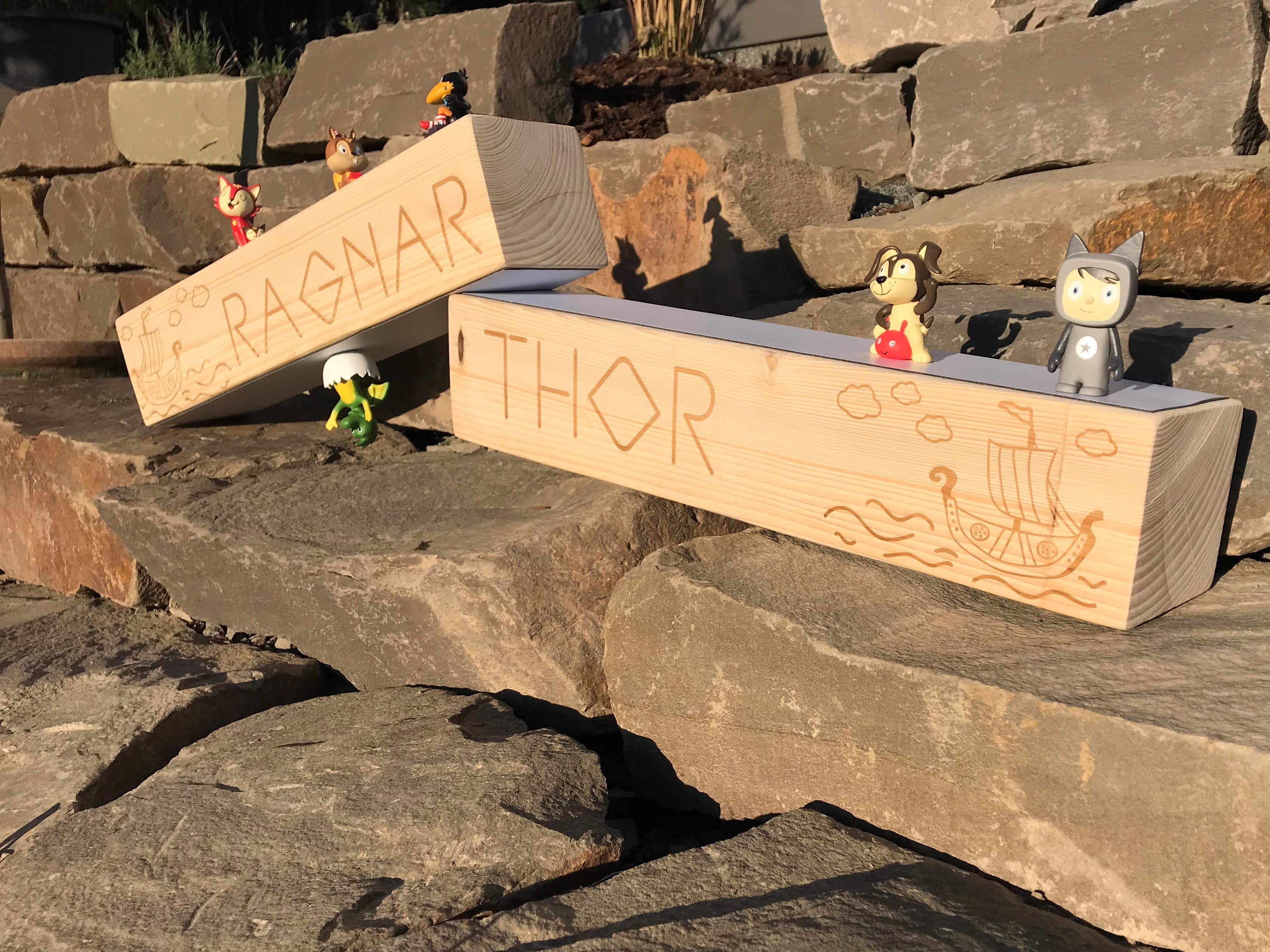 Holzbalken Regal Wandboard mit Kindername und Wikinger Schiff