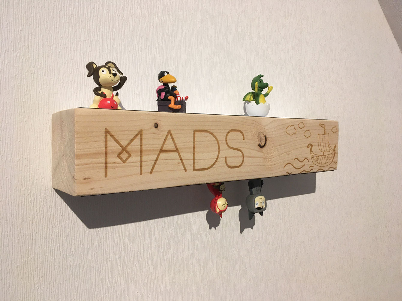 Holzbalken Regal Wandboard mit Kindername und Wikinger Schiff