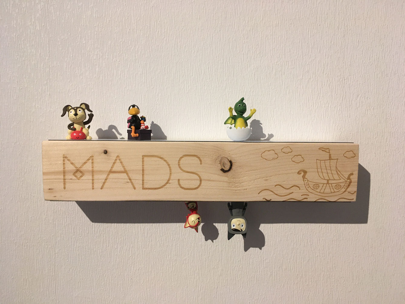Holzbalken Regal Wandboard mit Kindername und Wikinger Schiff