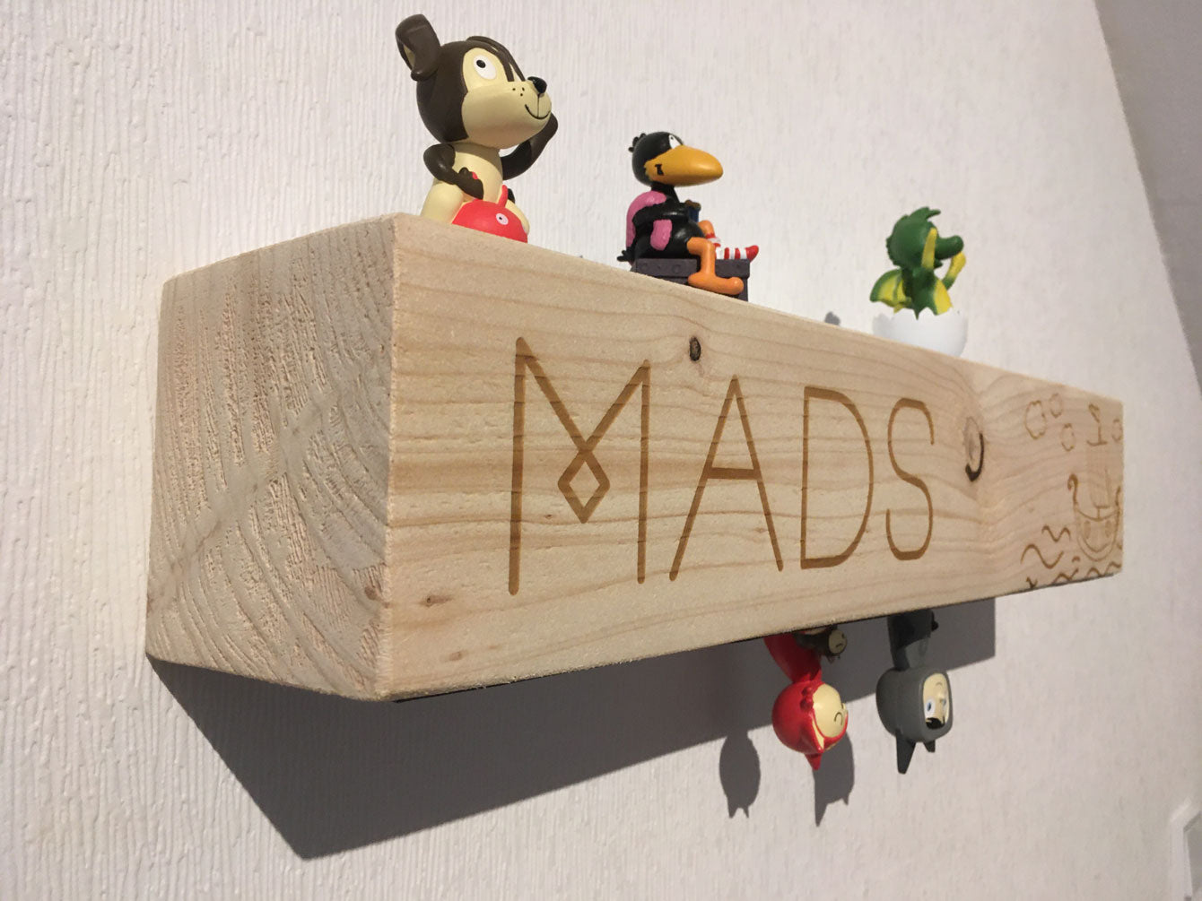 Holzbalken Regal Wandboard mit Kindername und Wikinger Schiff