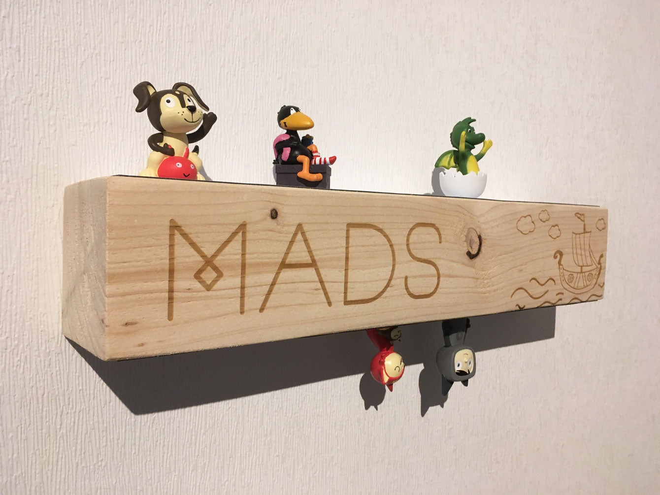 Holzbalken Regal Wandboard mit Kindername und Wikinger Schiff