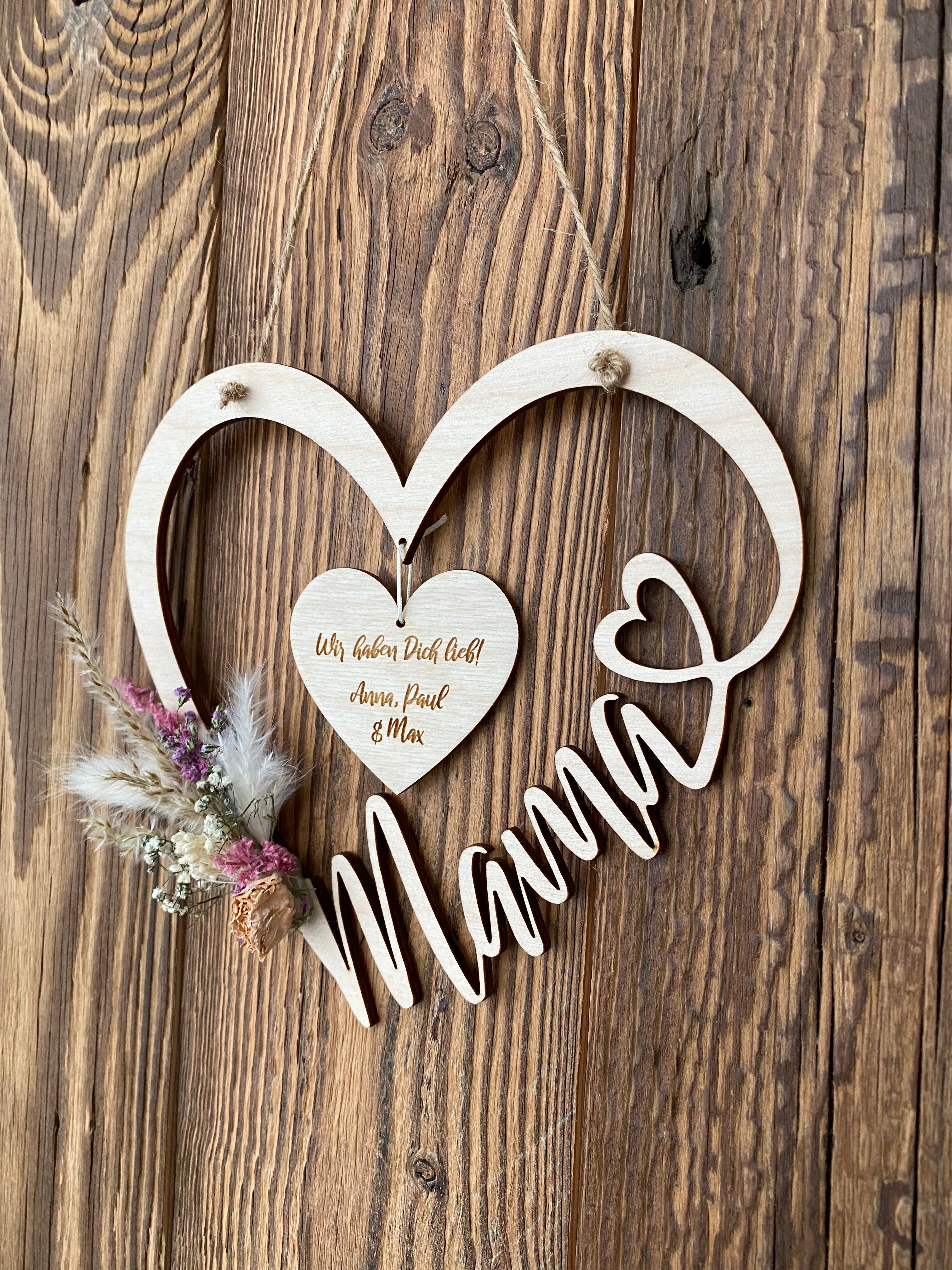 Holzherz "Mama" mit Trockenblumen personalisiertes Geschenk zum Muttertag