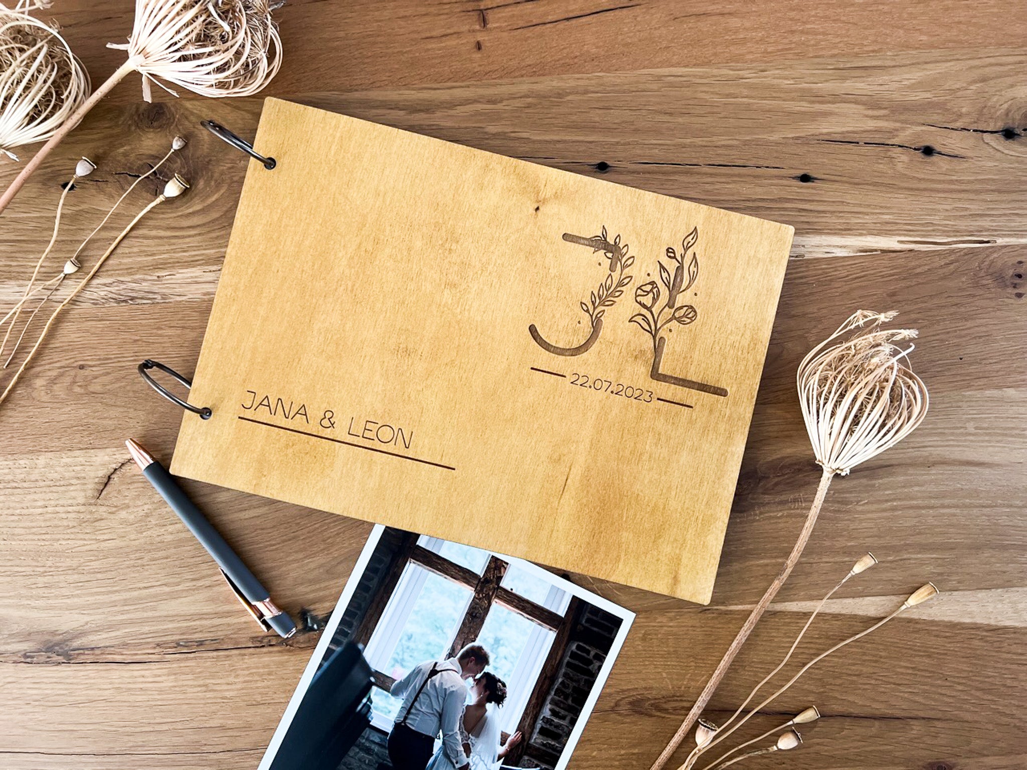 Personalisiertes Gästebuch zur Hochzeit Motiv Floral, Blumenbuchstaben, Gästebuch aus Holz mit robusten Papierseiten