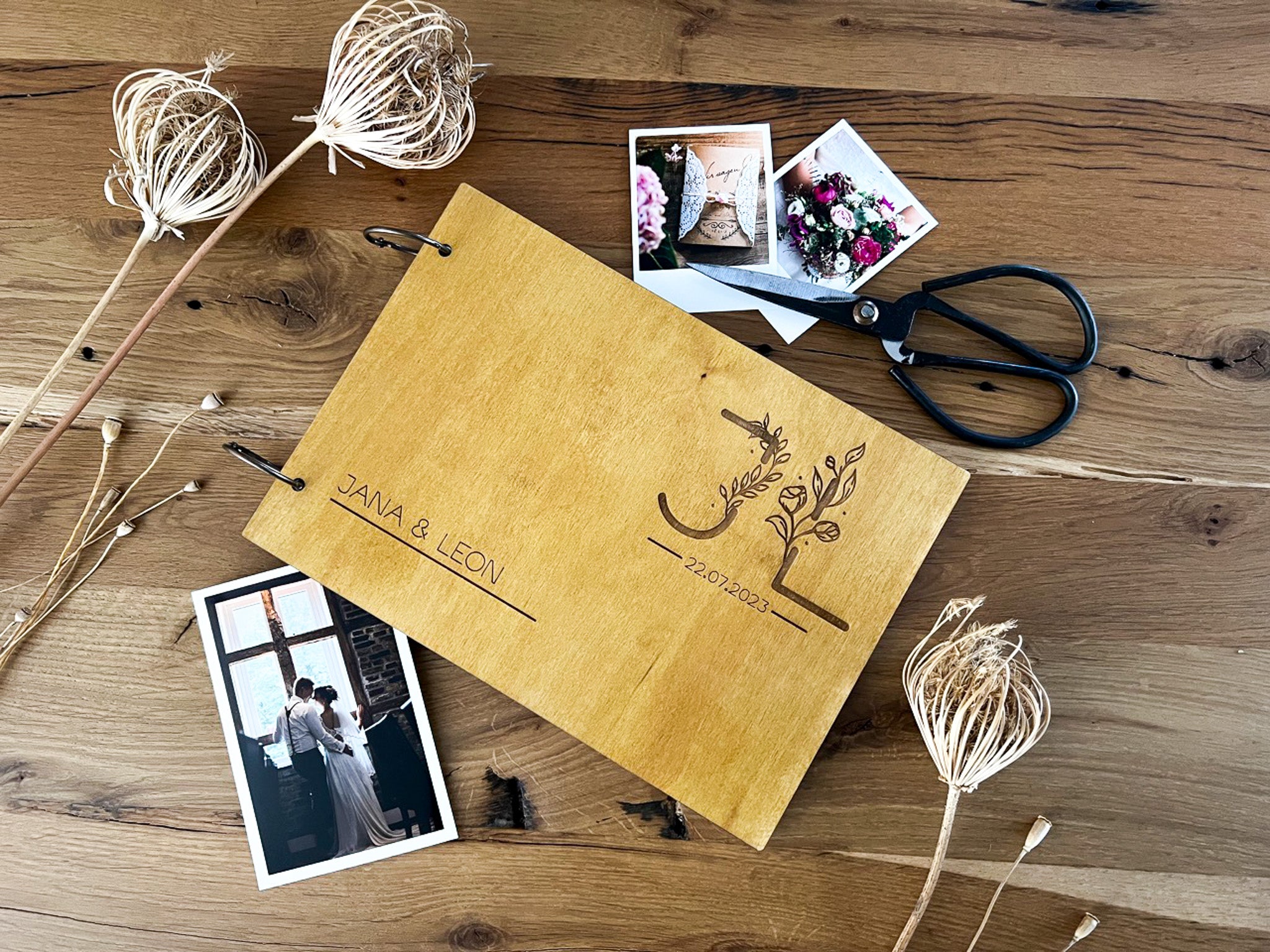Personalisiertes Gästebuch zur Hochzeit Motiv Floral, Blumenbuchstaben, Gästebuch aus Holz mit robusten Papierseiten