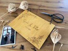 Laden Sie das Bild in den Galerie-Viewer, Paperbook Gästebuch aus Holz mit Papierseiten
