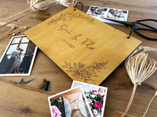 Laden Sie das Bild in den Galerie-Viewer, Paperbook Gästebuch aus Holz mit Papierseiten