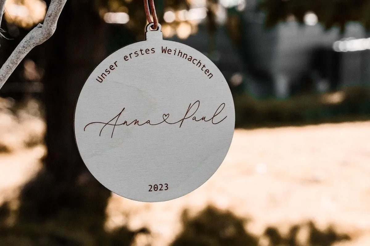 Personalisierte Holz-Weihnachtskugel für Paare – Namen & Datum, Unser erstes Weihnachten 2026 | Elefanten Holz